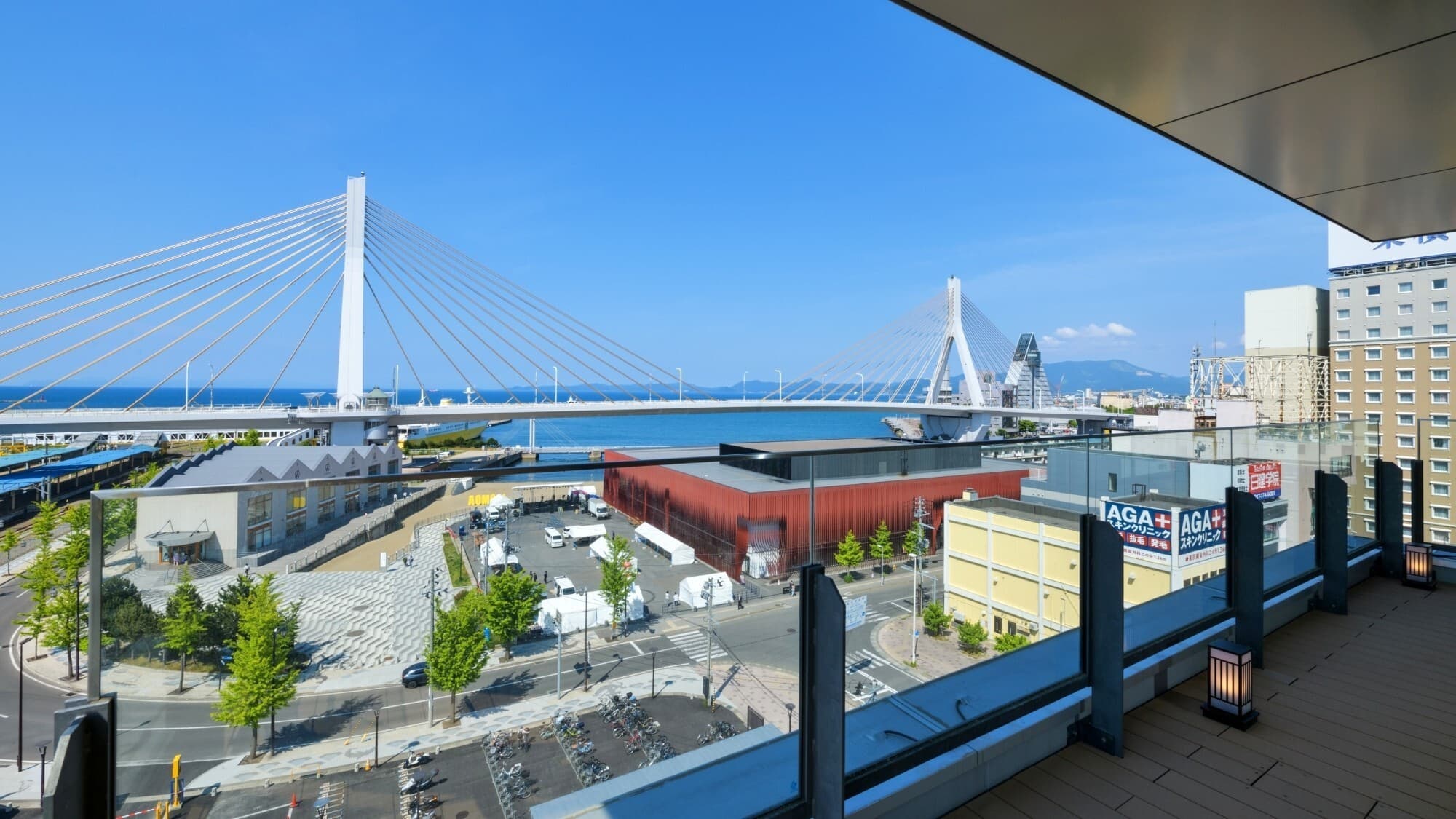 [Hotel Facilities] "Terrace" An open space overlooking Mutsu Bay and the Aomori Bay Bridge. Spend some quiet time reflecting on yourself.