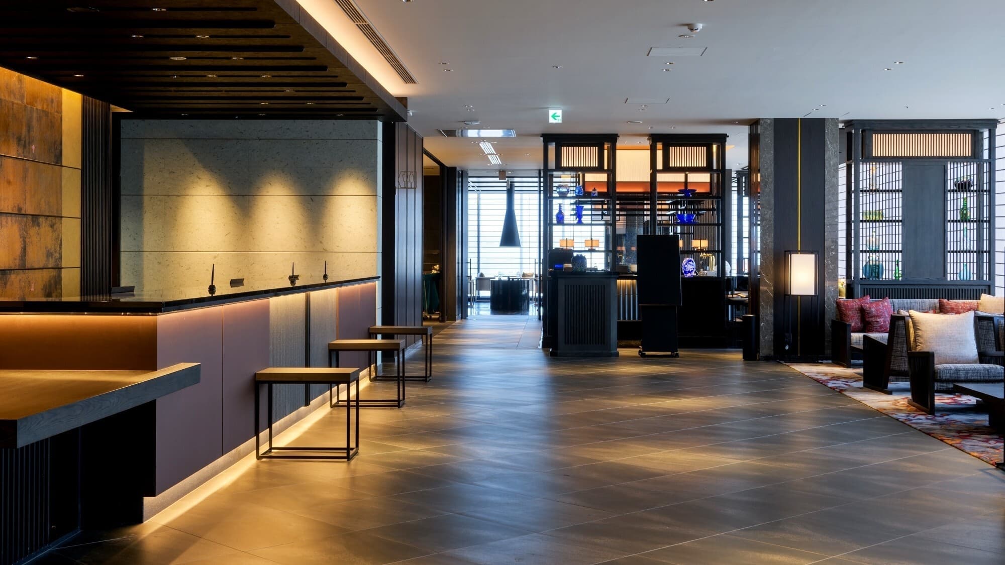 [Hotel Facilities] Lobby: We welcome you with a circle calligraphy created by His Eminence Mori Seihan of Kiyomizu-dera Temple, who is famous for being the kanji of the year, on the opening day.