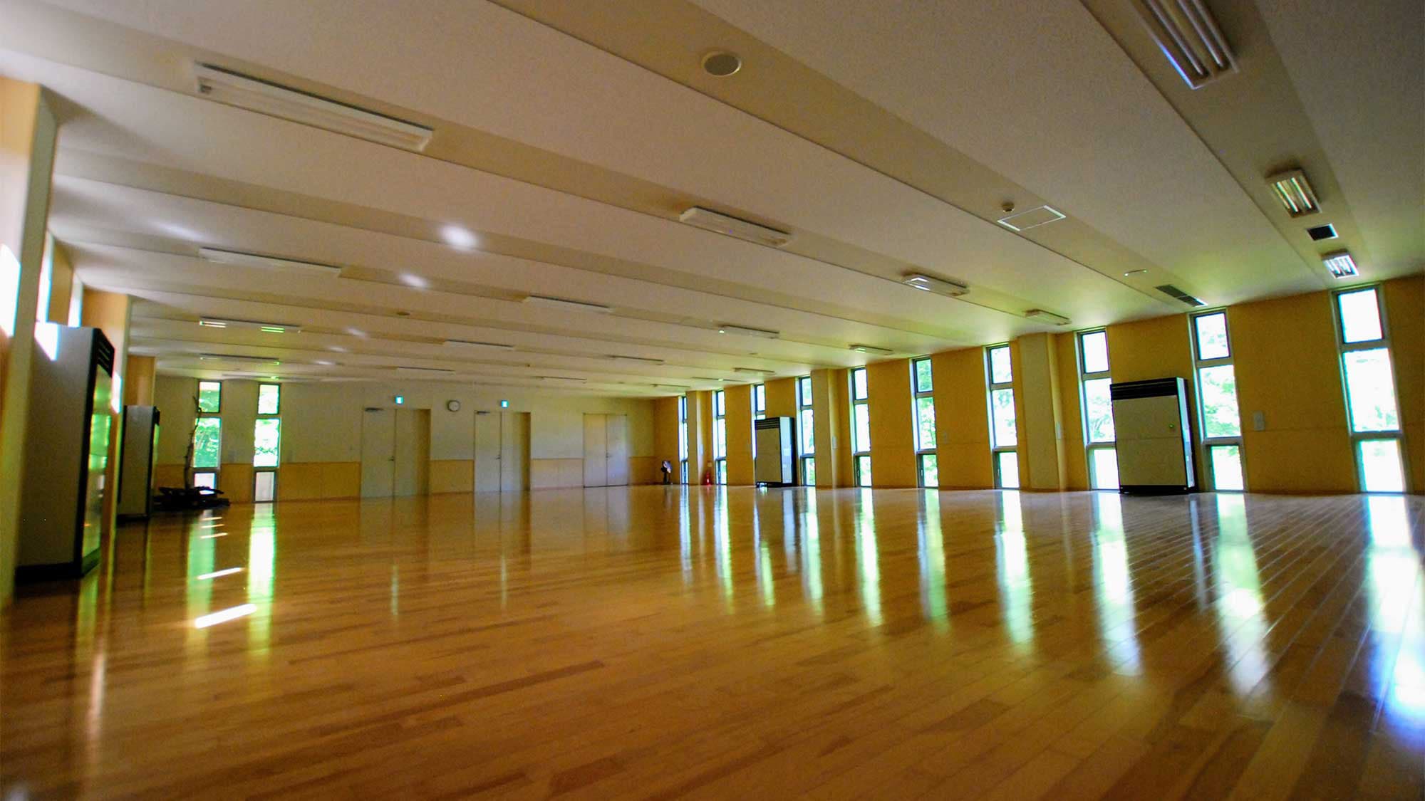 ・70 long tables for three people, totaling 210 seats