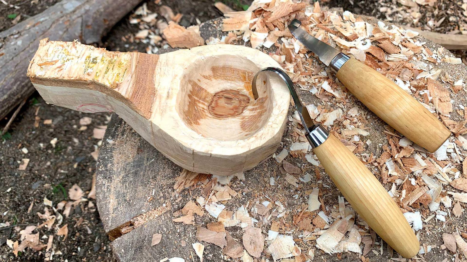 ・Holding workshops that utilize nature, such as wreath making and woodworking