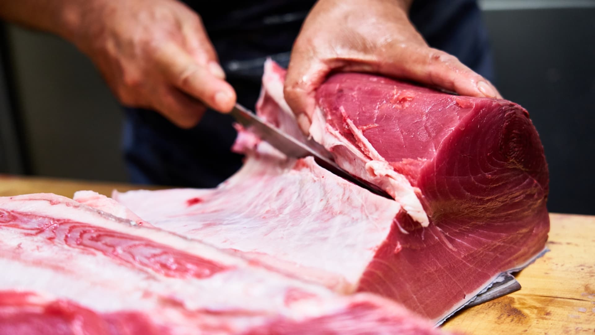 Tuna cutting scene