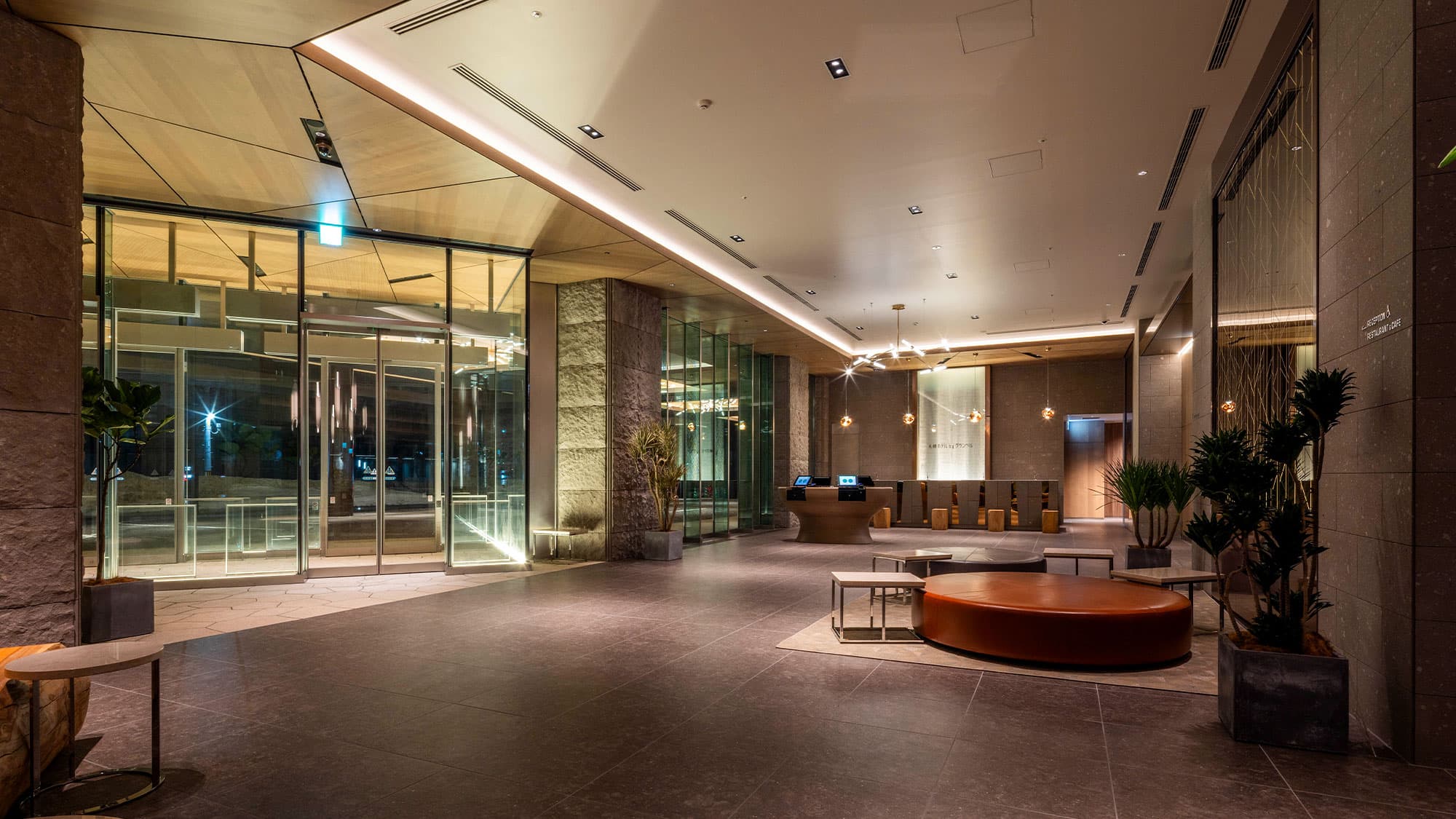 [Entrance] <1F> An elegant and bright entrance lobby to welcome guests