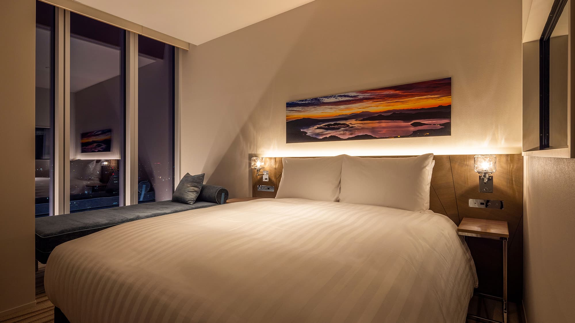 [Queen] 24 square meters / A spacious 160cm wide queen bed ensures a comfortable sleep.