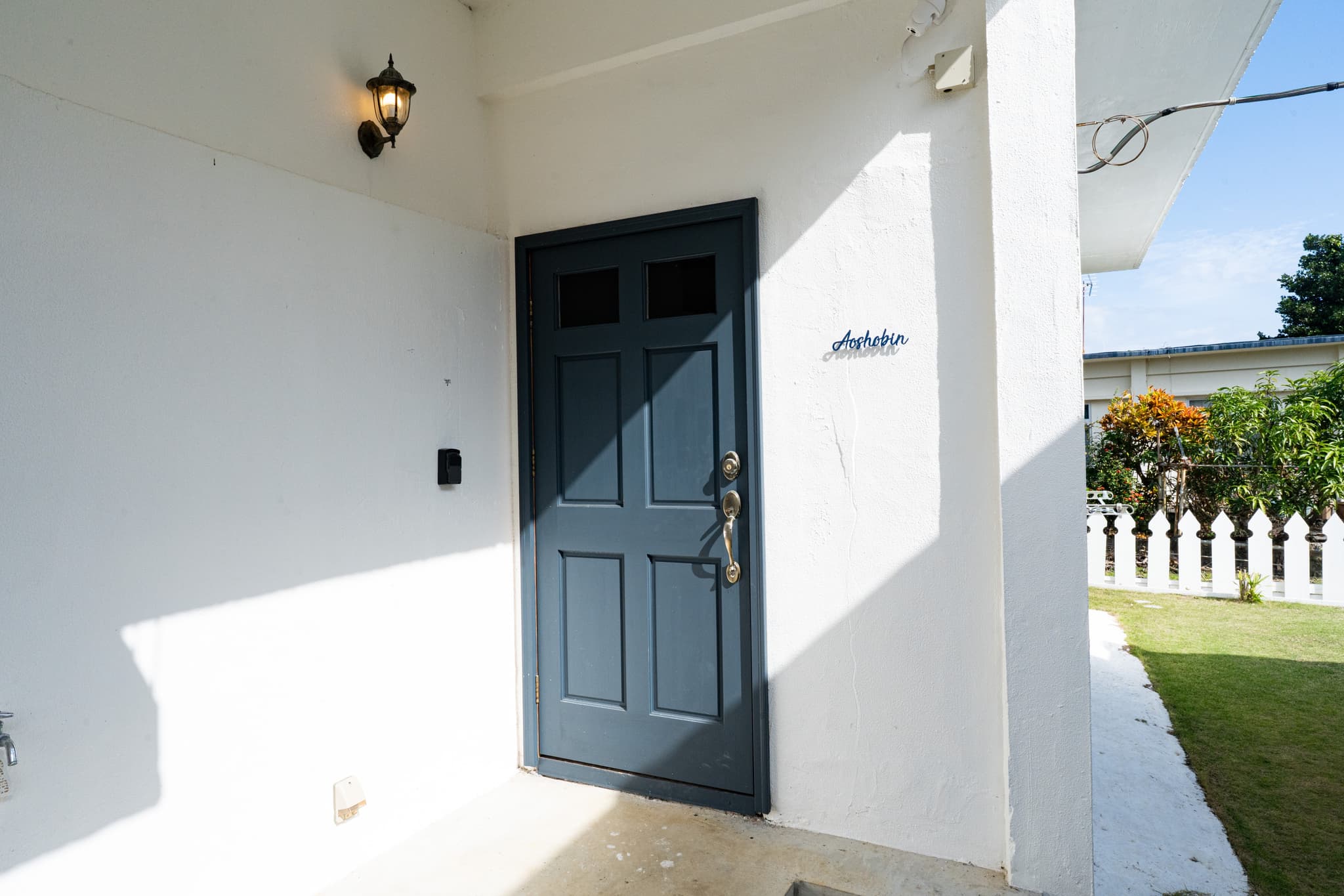 Entrance to the building where the Blue Kingfisher is located.