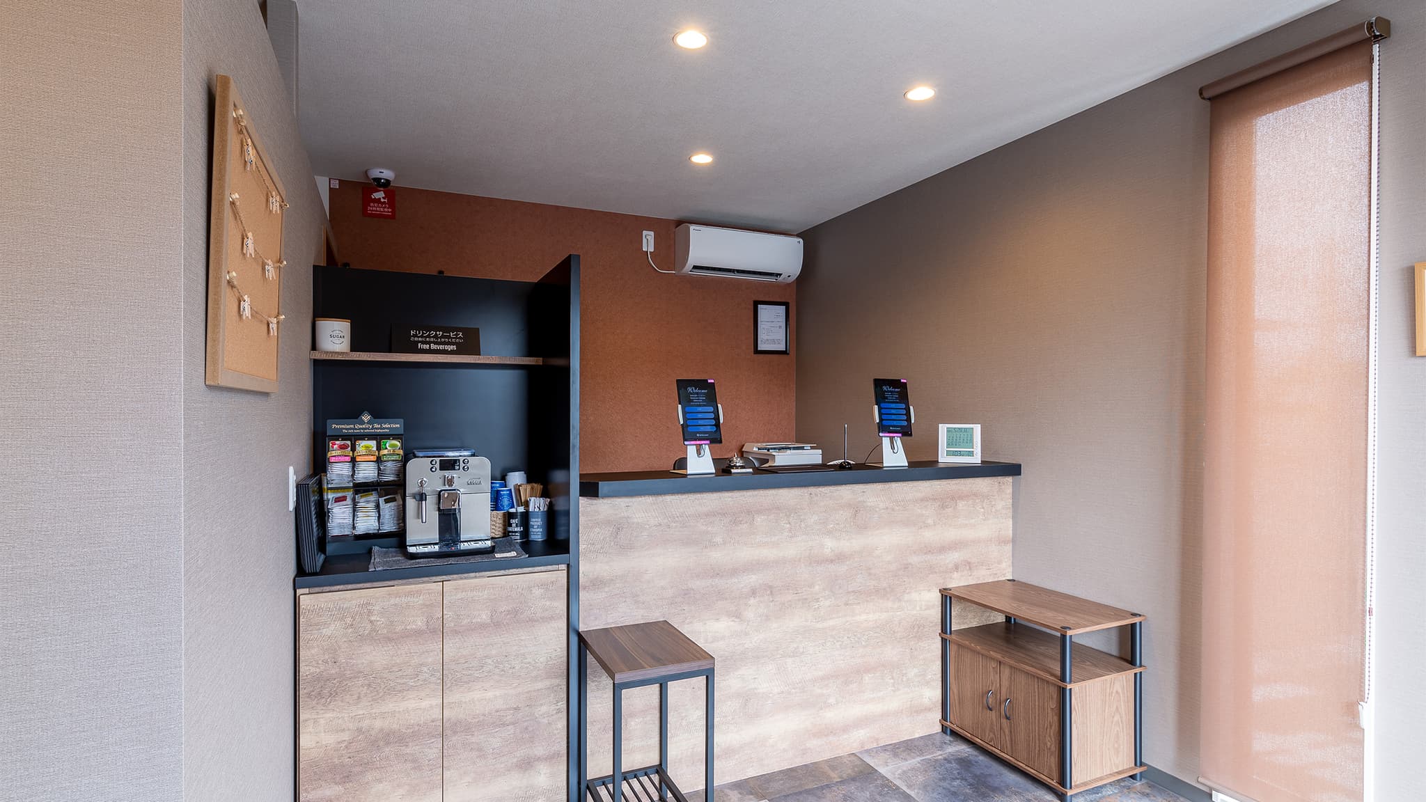 Front desk (reception)
