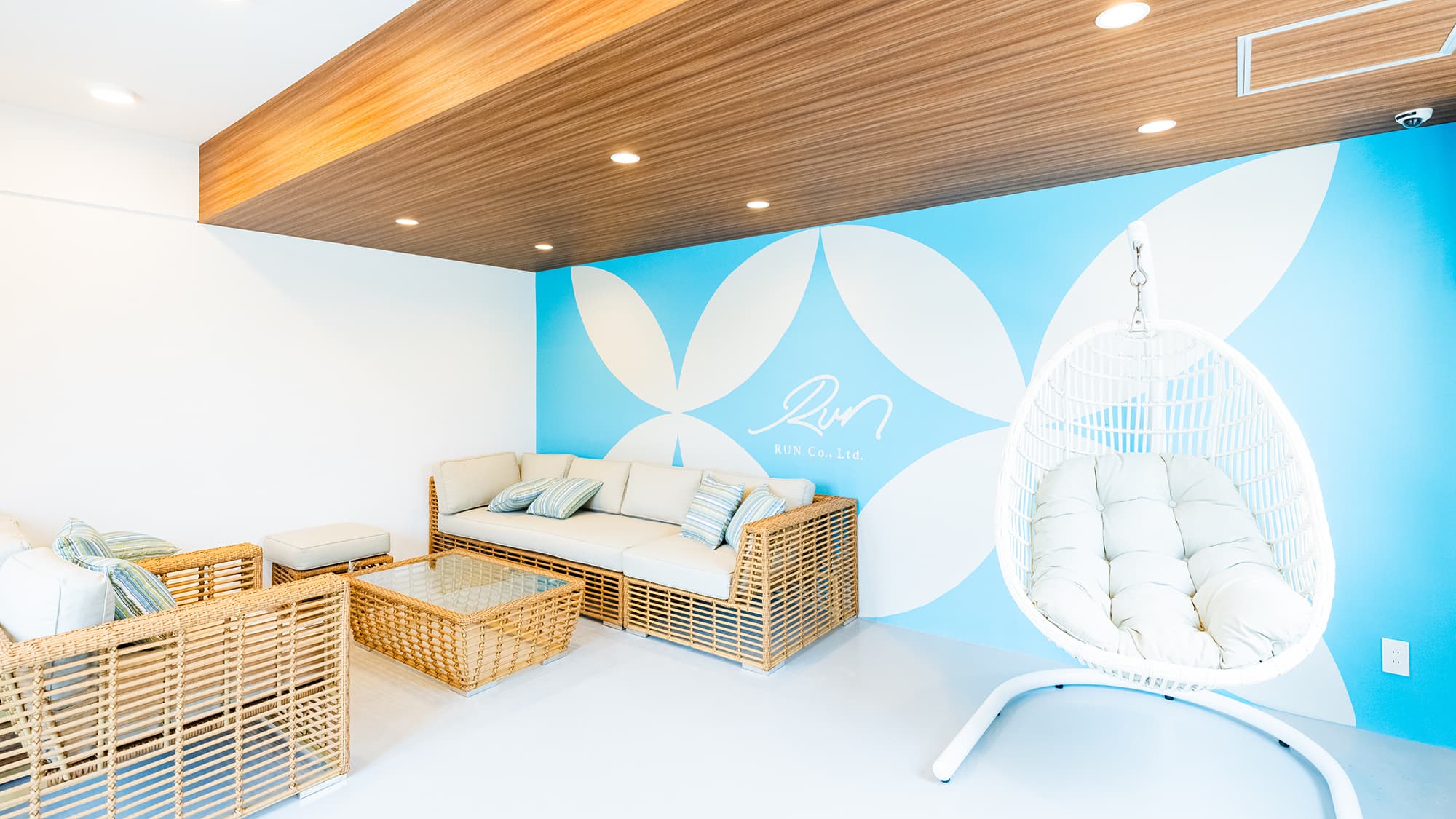 The rooms are decorated with a particular attention to detail and have a resort feel. The shared lounge on the second floor also has convenient facilities.