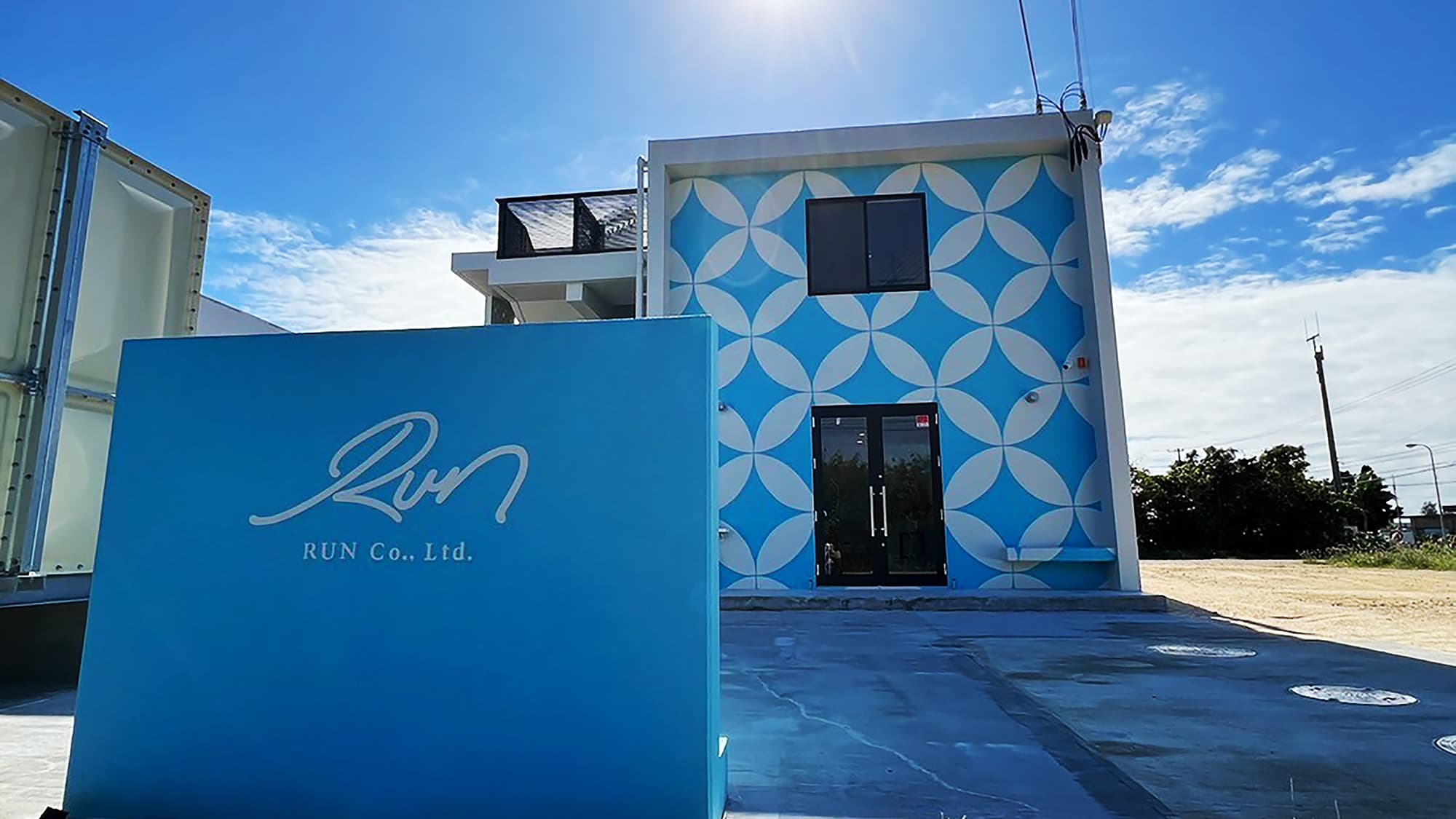 If you want to explore Miyakojima's local shops and cute cafes, this condominium is the perfect base.
