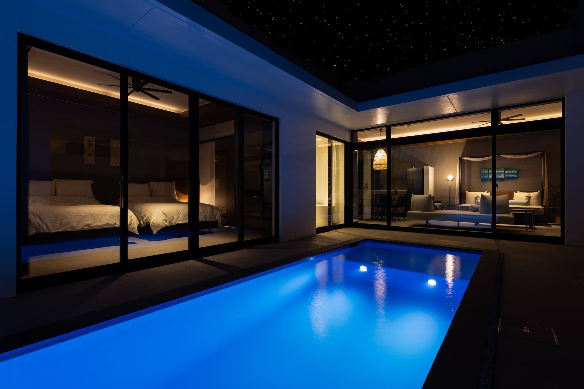 QUEEN'S VILLA SUITE - Pool at night