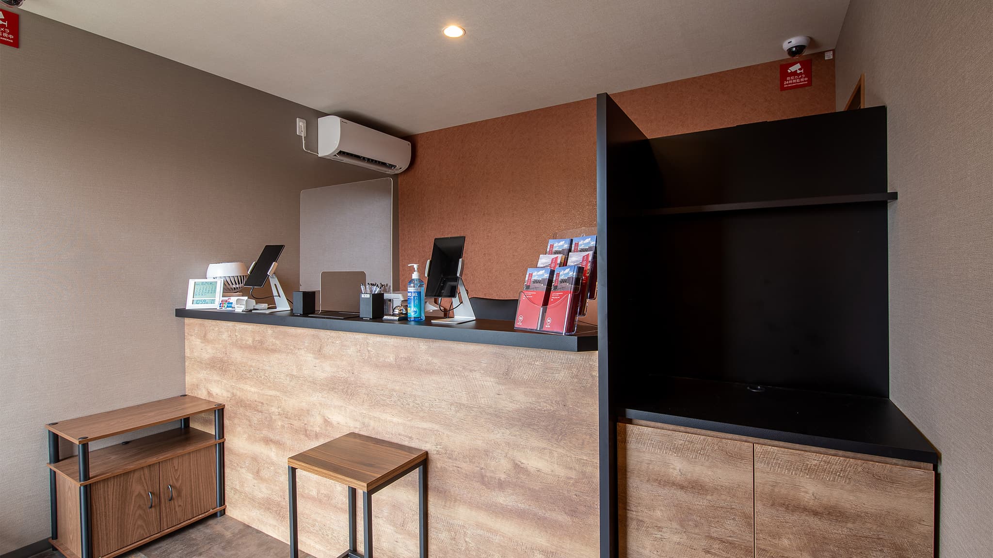 Front desk (reception)