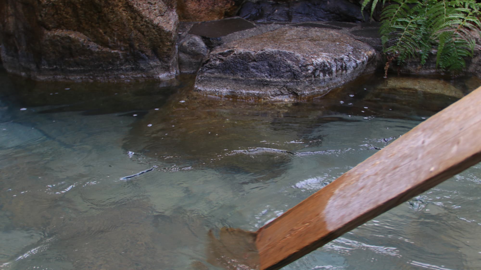 [Outdoor bath] The hot spring water is over 90 degrees Celsius, so please massage the water before entering.