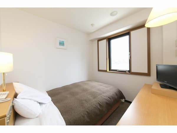 Single: A slightly stiff semi-double bed that is gentle on the waist. Memory foam pillows are also available.