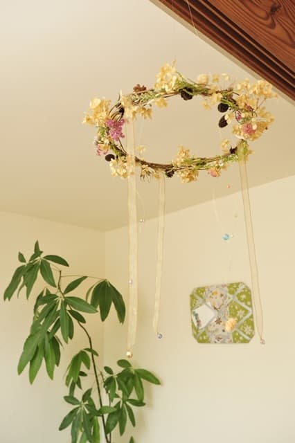 Arrangement suspended from the ceiling