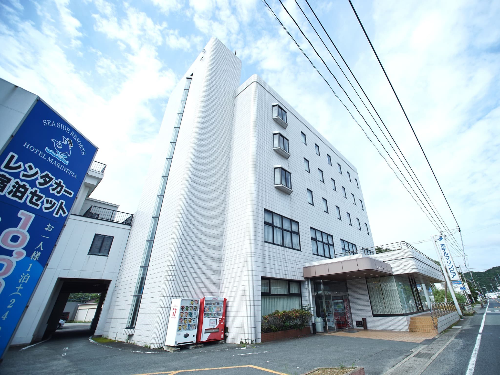 ・ [Exterior] Free parking lot is also available.