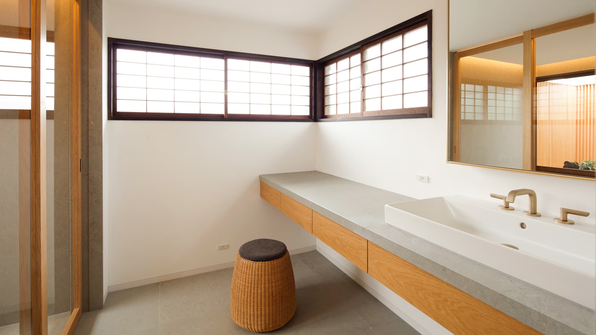 ・[Bathroom] Spacious washroom space for comfortable dressing