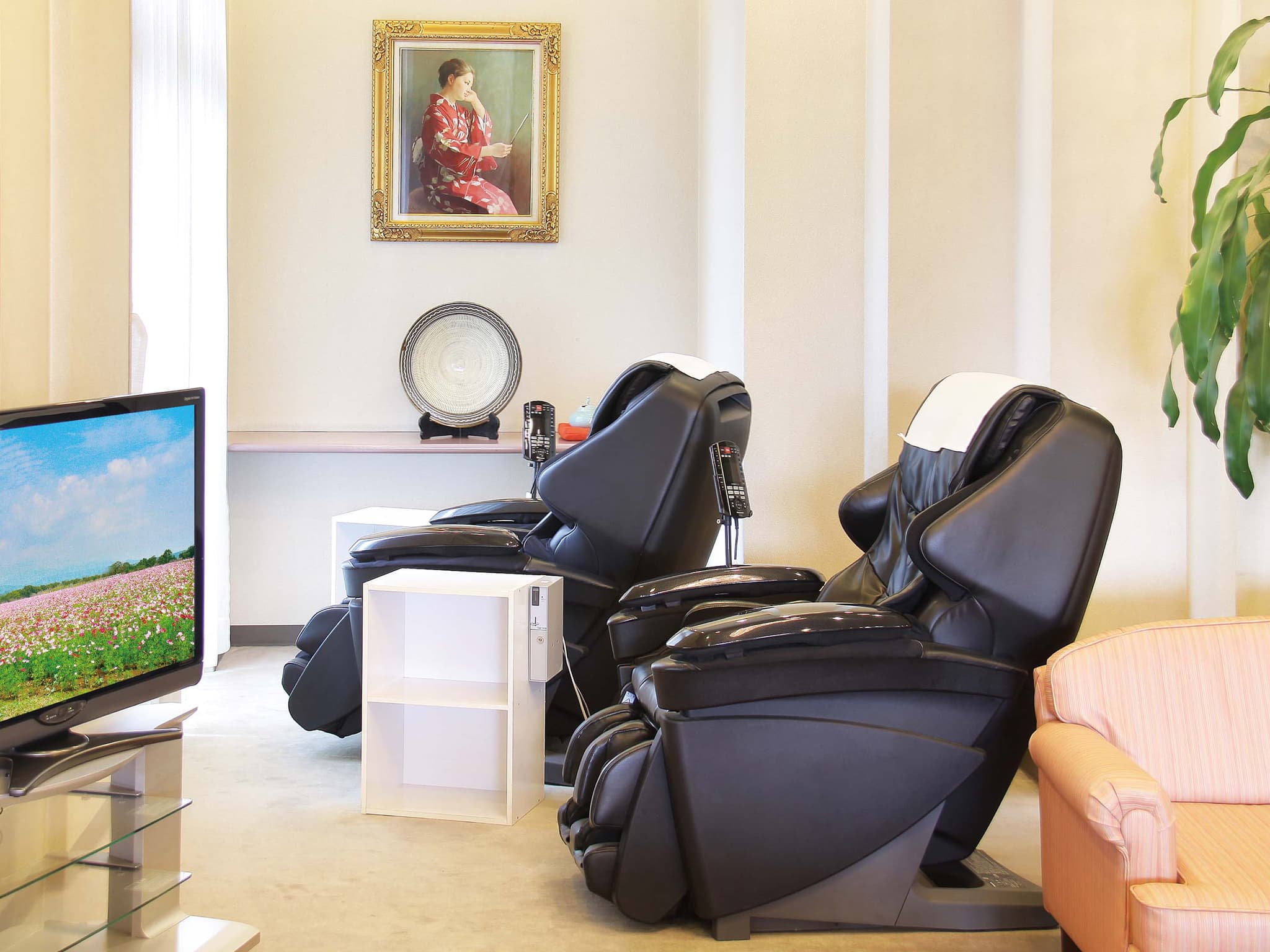 1st floor lobby: [Massage machines (2 units)]