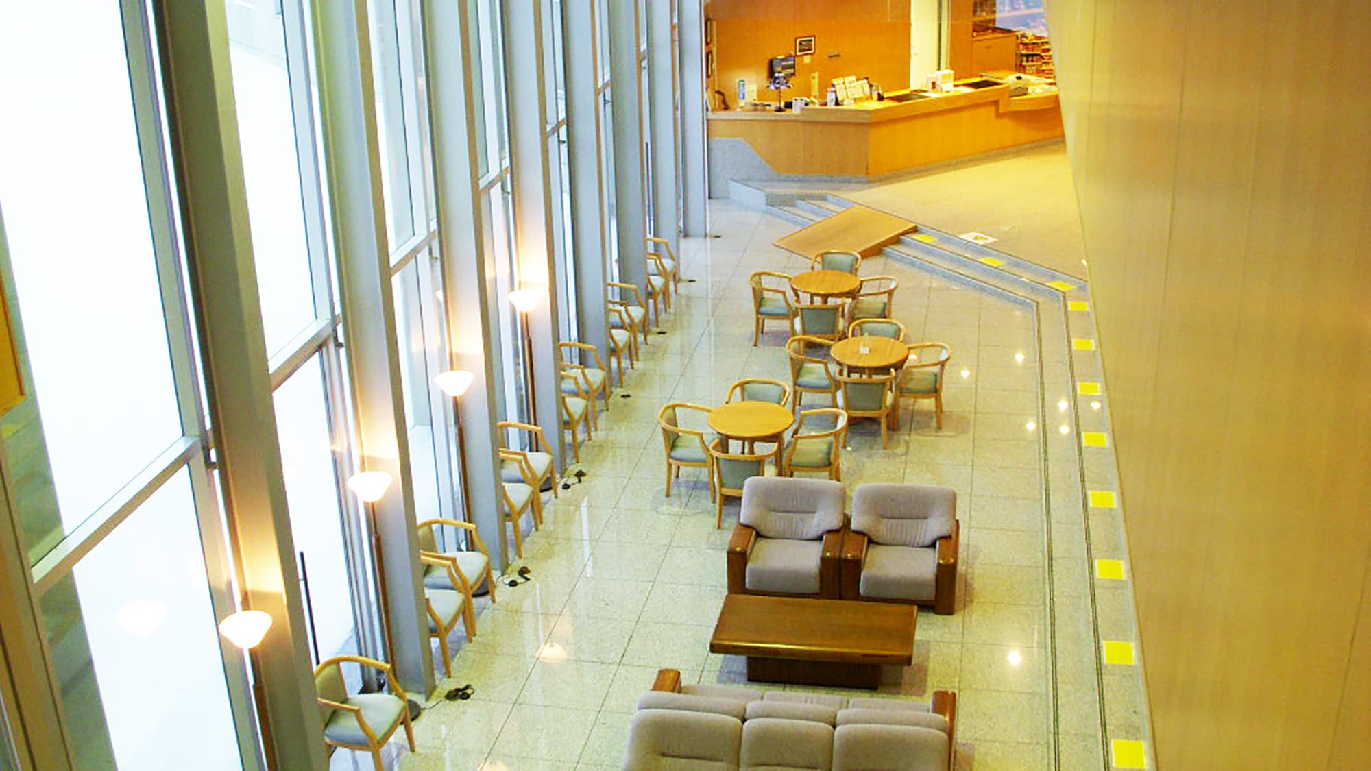 *[Lobby] A spacious space spreads out.