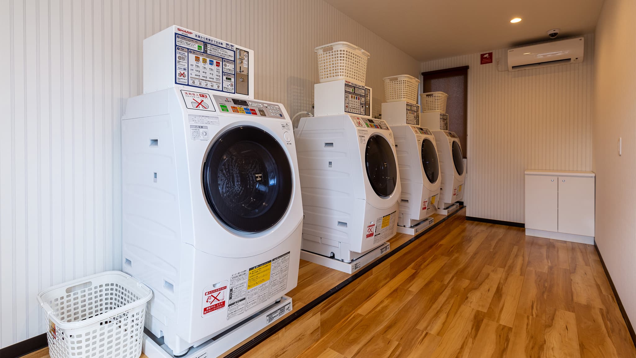 Coin laundry (fee required)