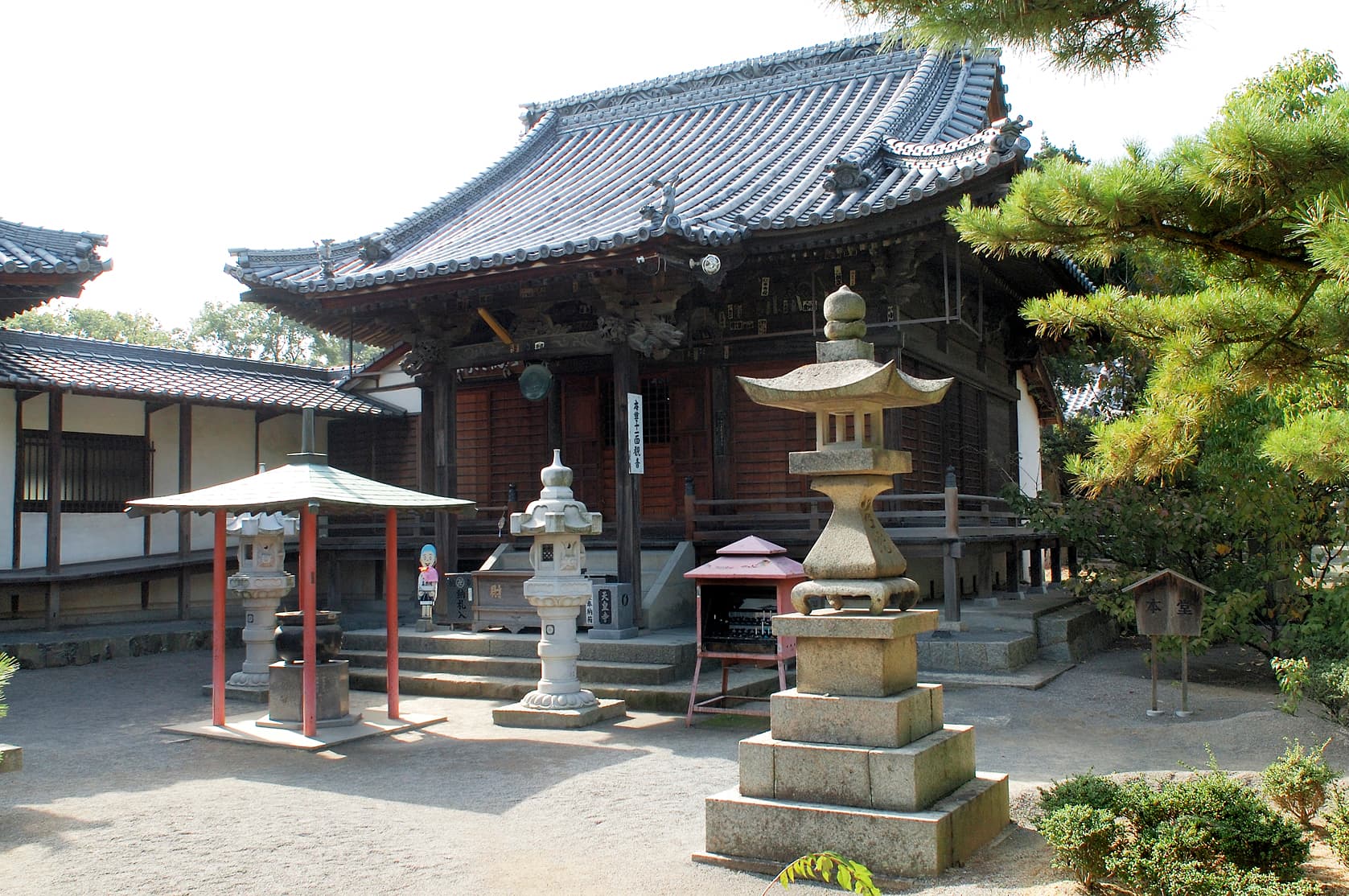 Approximately 10 minutes by car to Tennoji Temple, the 79th temple