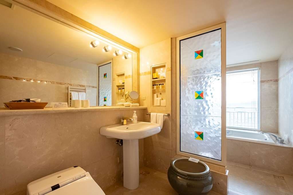 Guest room bath