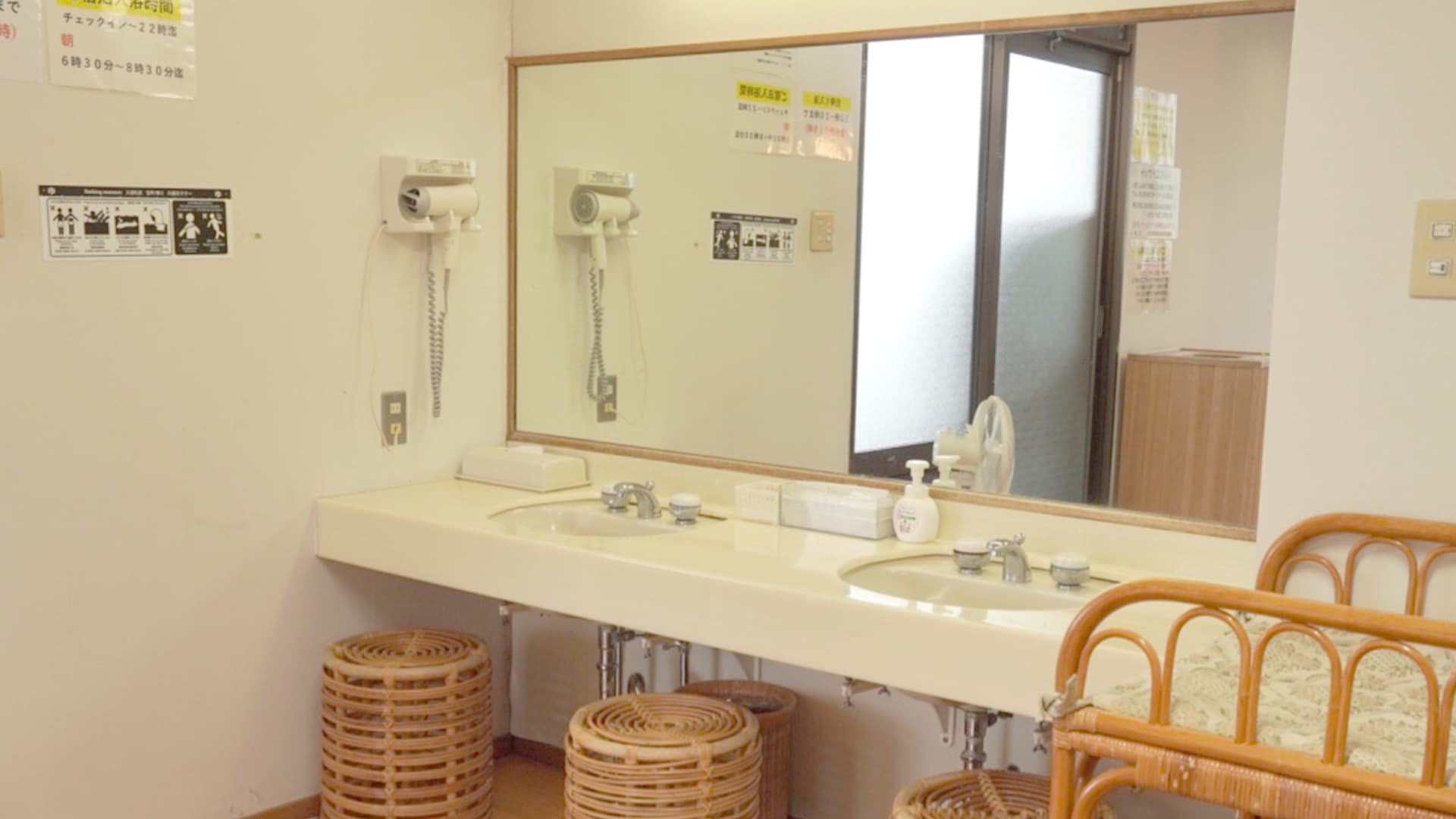 [Changing room] There is a hair dryer.