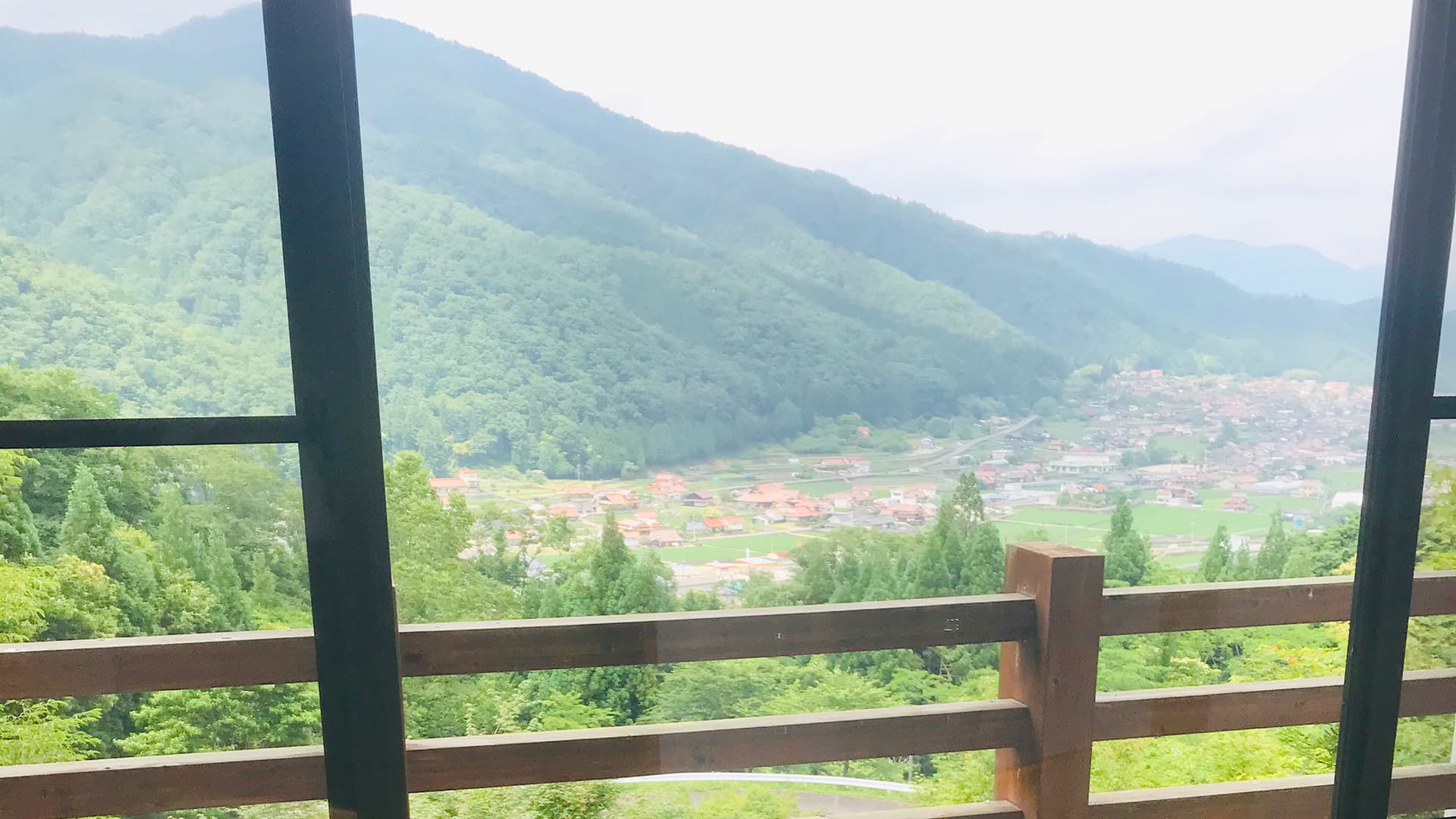  You can overlook the nature-rich mountain view of Akiota Town.