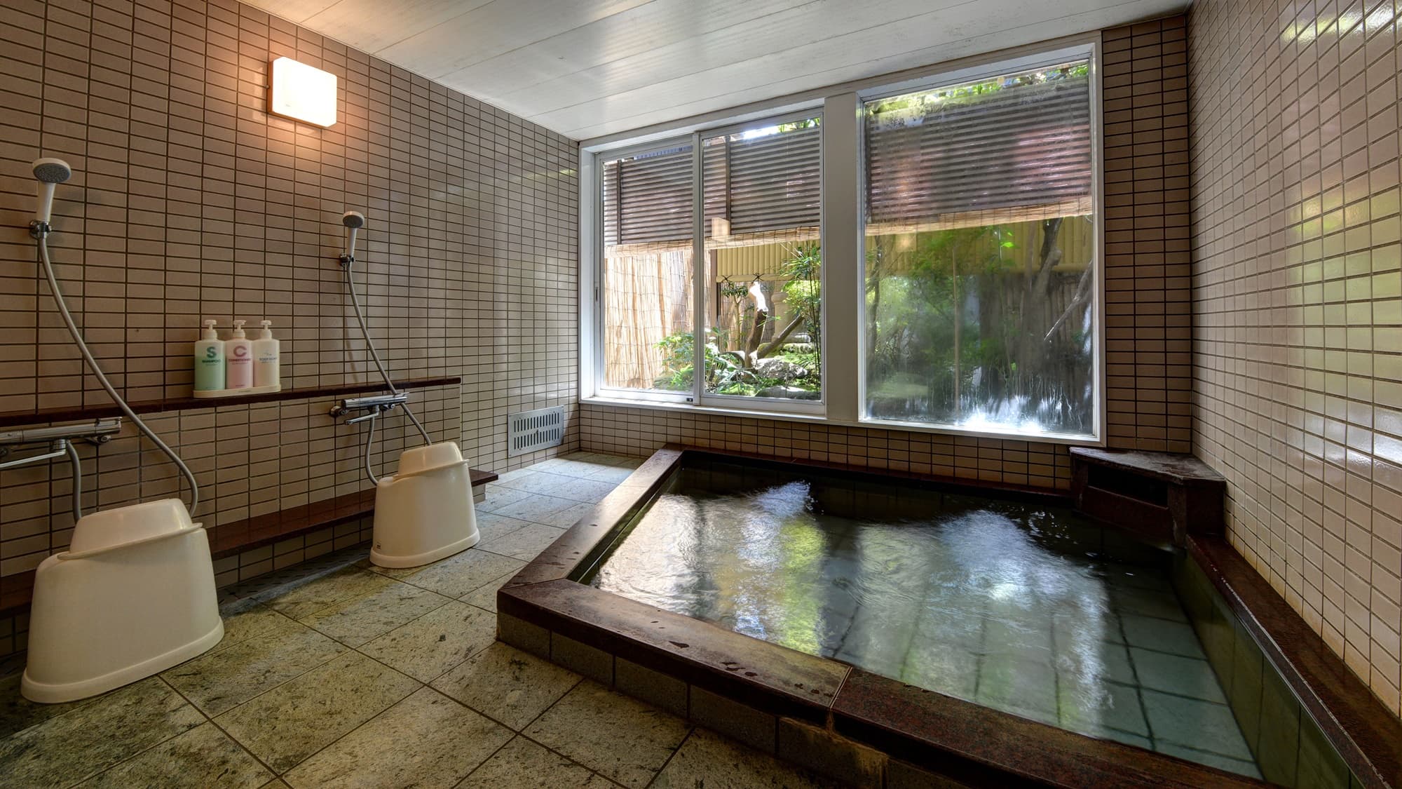 * [Men's hot spring] Natural hot spring [Focus hot spring]. It is a sulfur-containing sodium chloride spring and is popular because it is good for your skin.