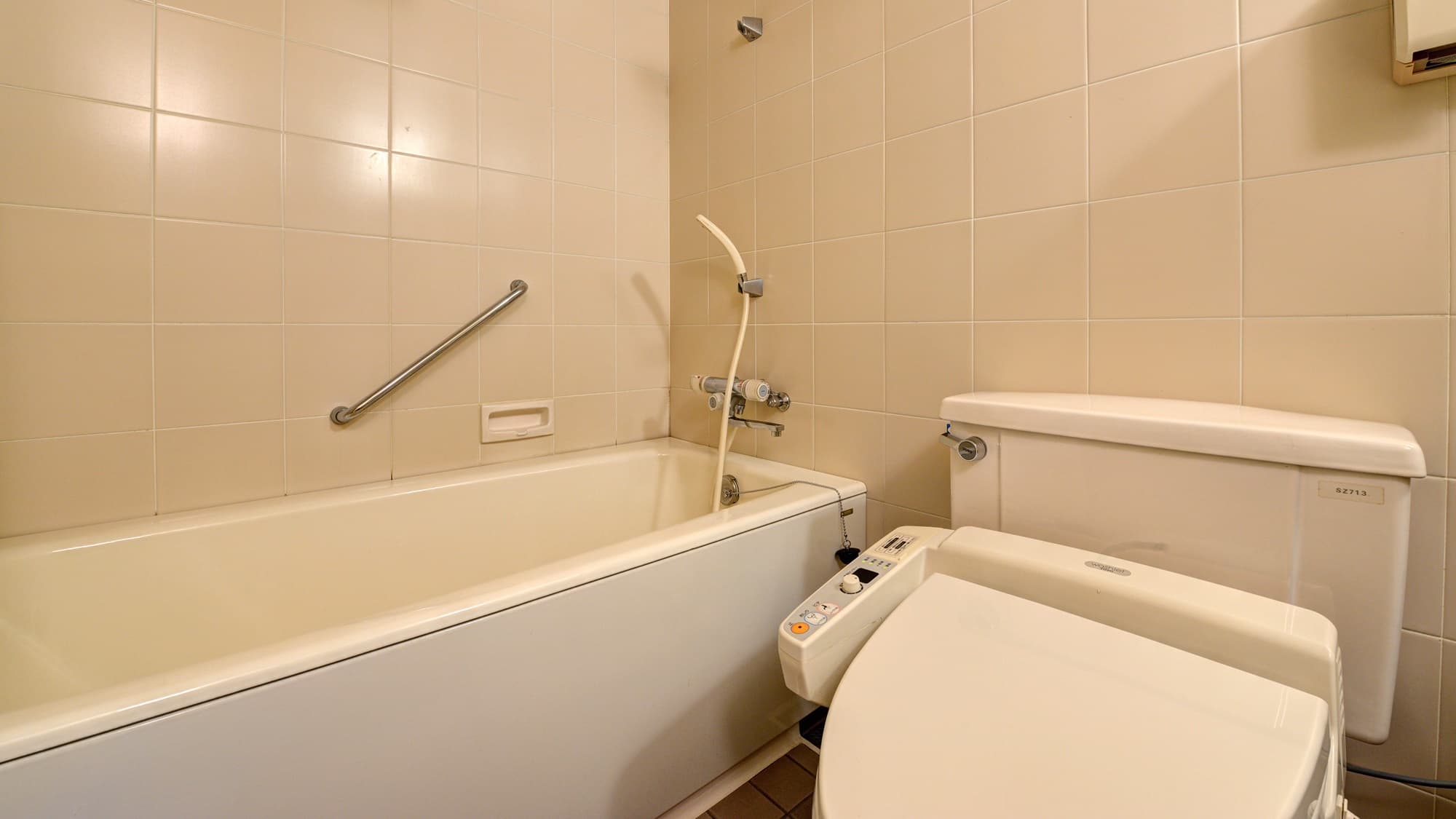 * [Japanese-style room with 12 tatami mat unit bath] The bath and toilet are integrated.