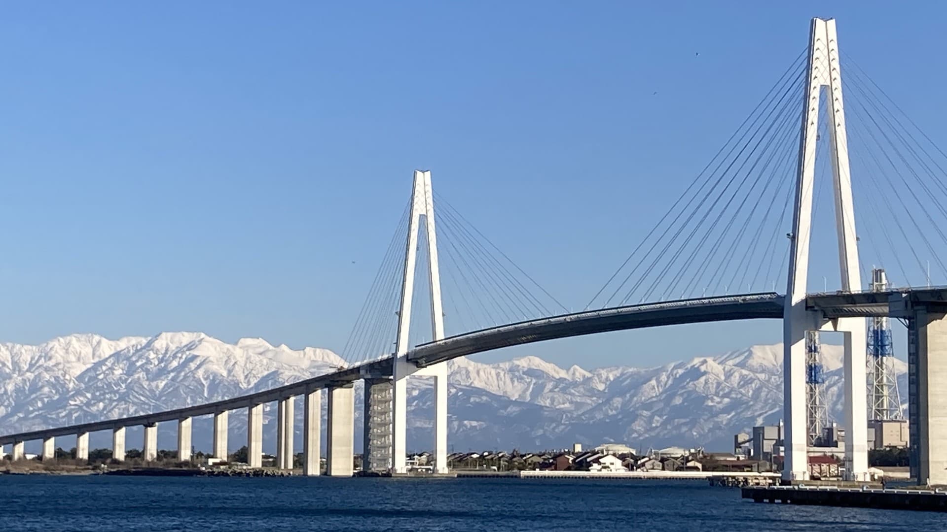 [Shinminato Bridge] 35 minutes by car from the hotel