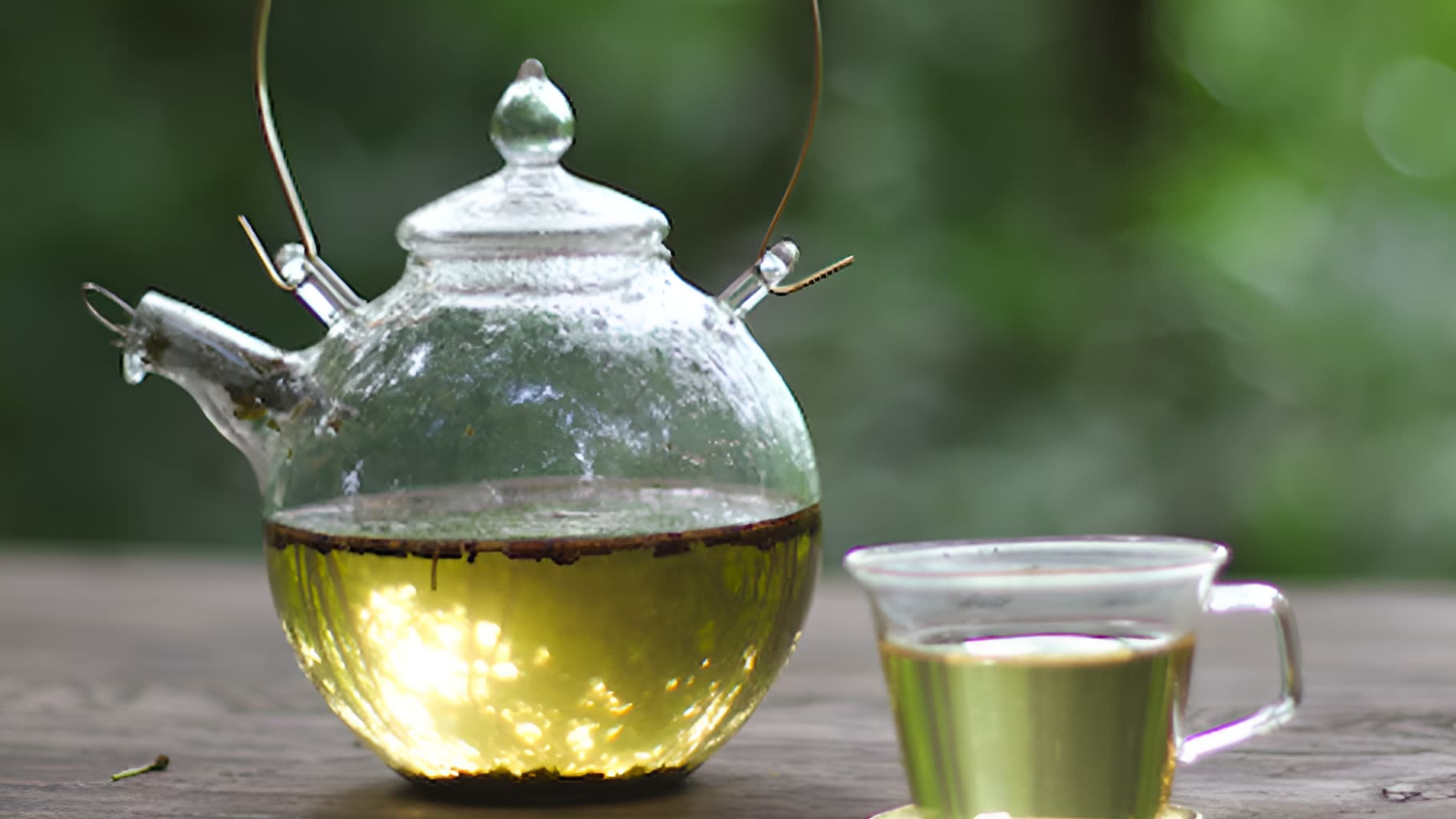[Kuromoji Tea] A healthy tea made by slowly roasting Kuromoji leaves and branches from the spring in a clay pot. It is caffeine-free and can be enjoyed before going to bed.
