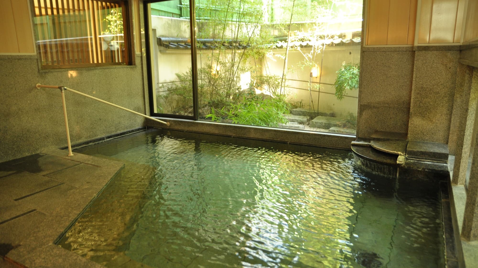 *[Large bath/Warayu] Yutagawa Onsen is one of the three most famous hot springs in Shonai. The thick spring water leaves your skin smooth♪