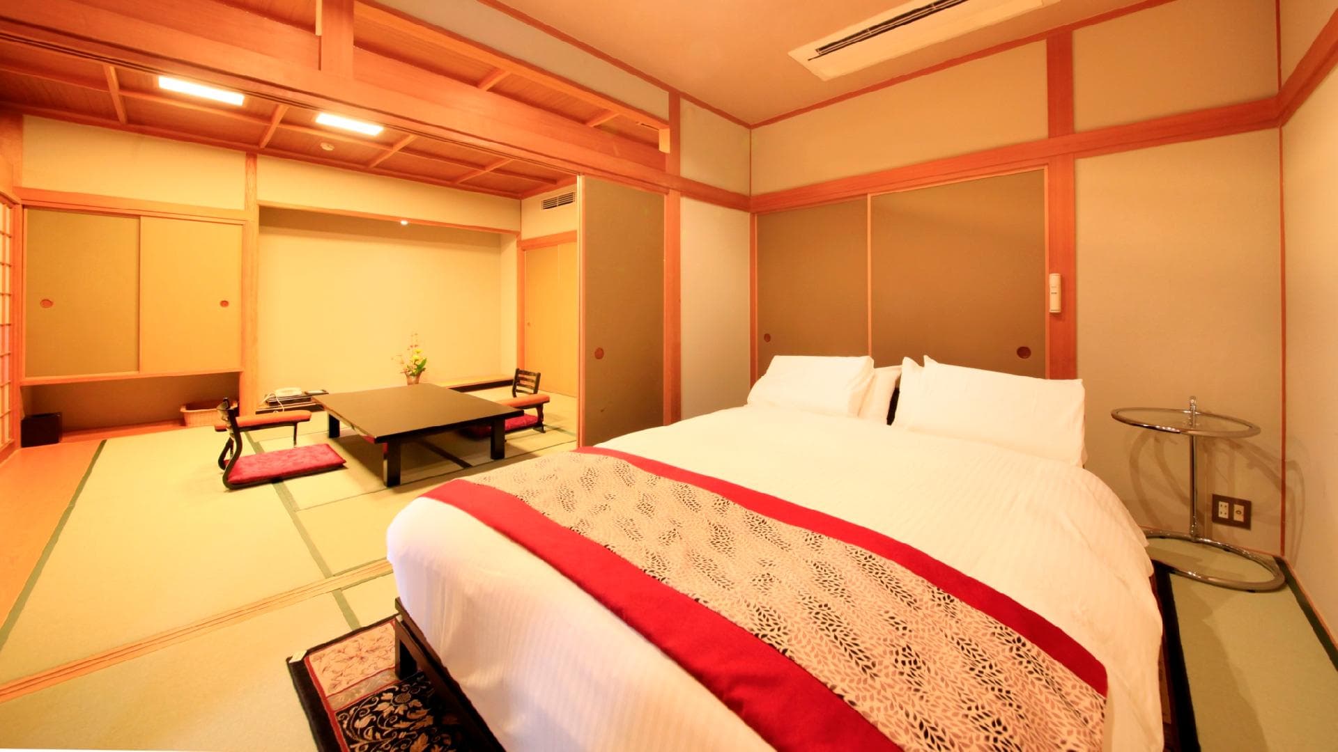 [Main building] Japanese-style double bed with hot spring semi-open-air bath