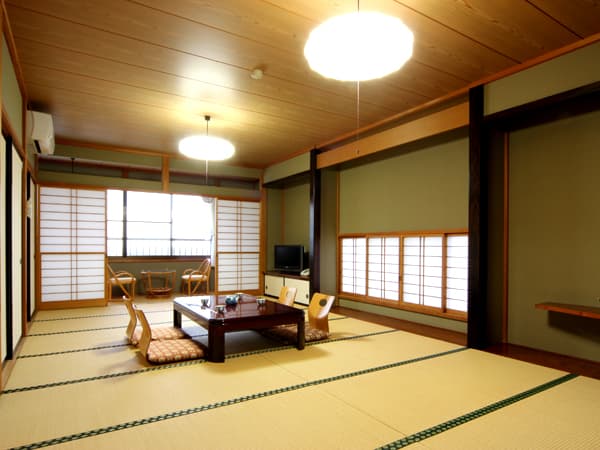 [Reserved Japanese-style room] A simple yet calming Japanese-style room equipped with a TV and a washroom.