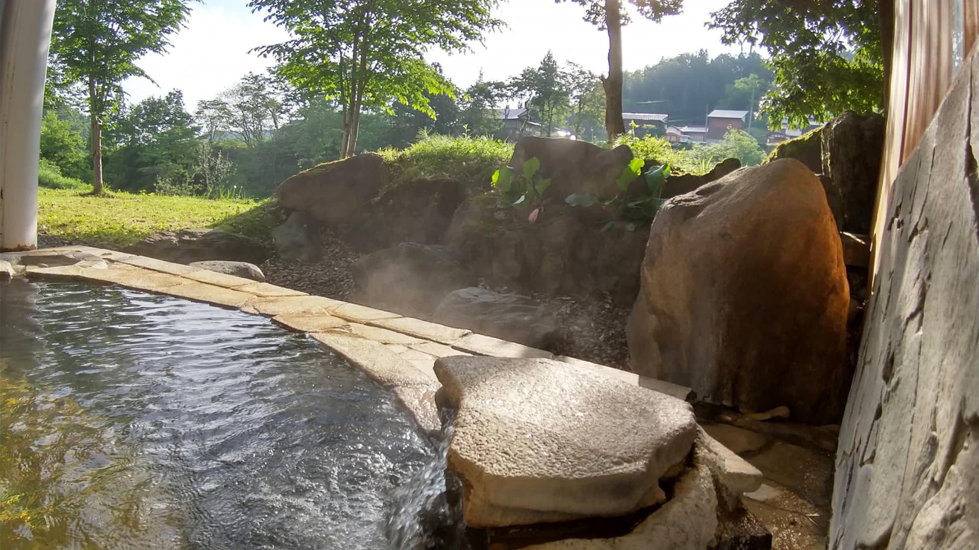 *[Open-air bath] The water feels thick and smooth. It warms you from the core of your body.