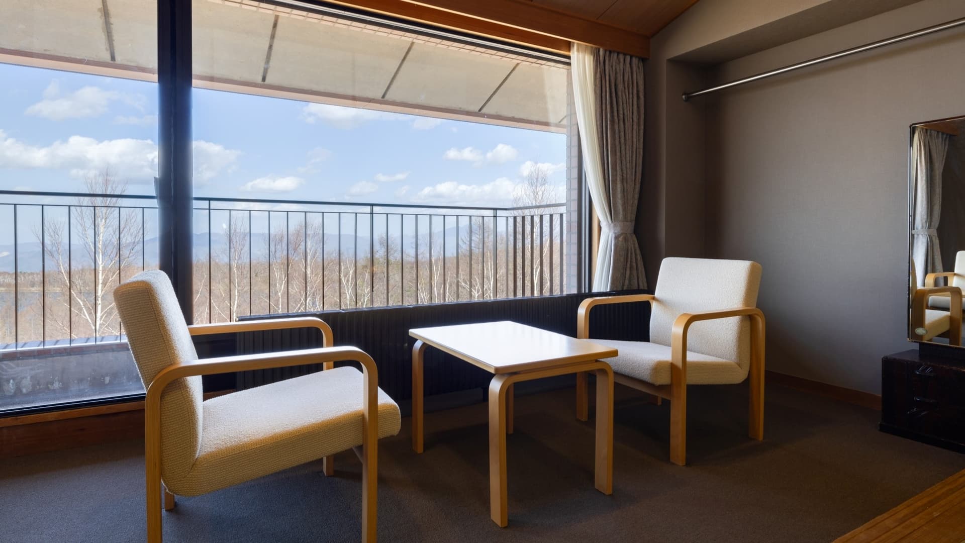 Japanese-style room (two rooms, 10 tatami mats and 4.5 tatami mats), with a veranda and toilet [non-smoking]