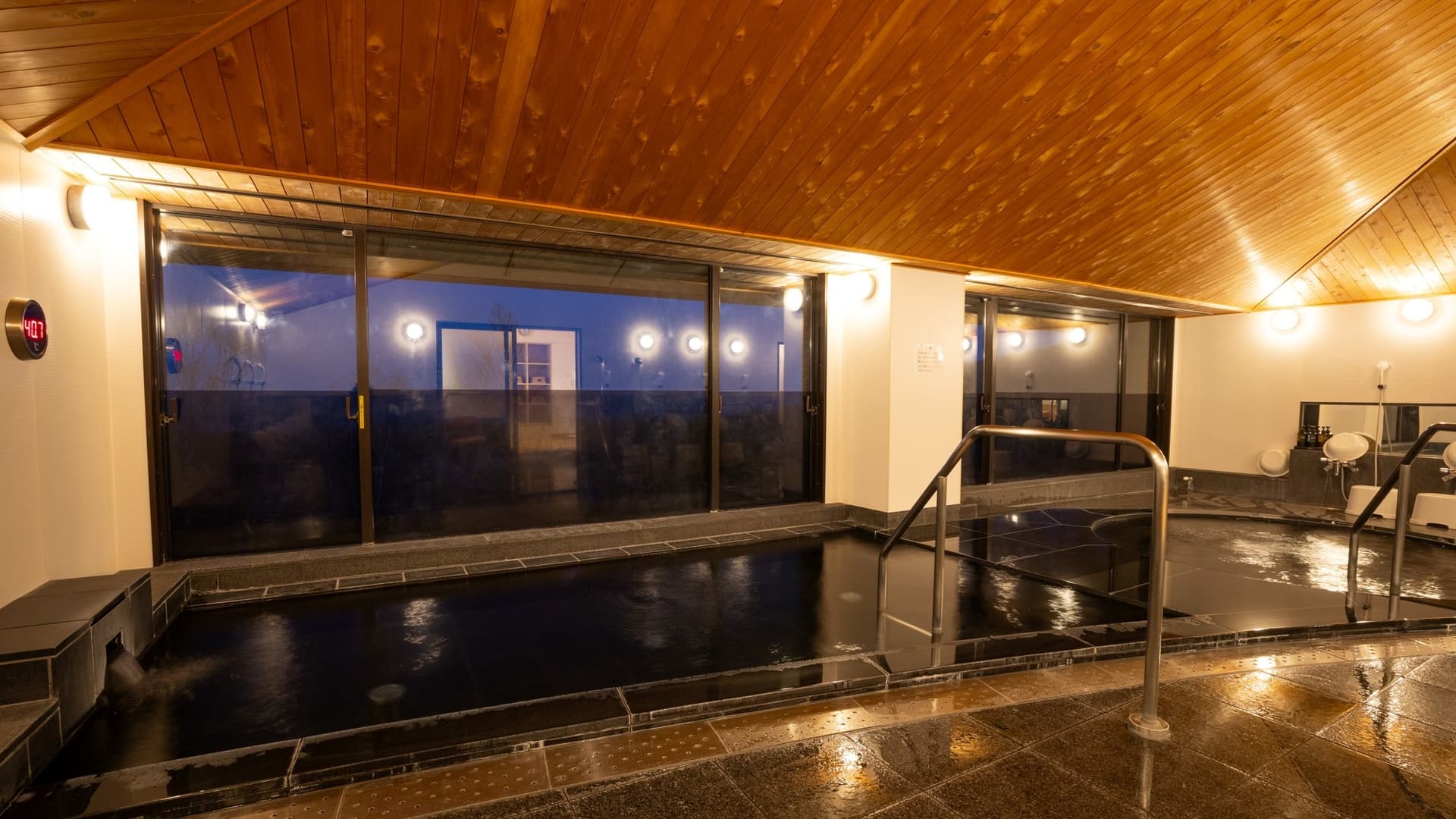 A large bath with a sense of freedom