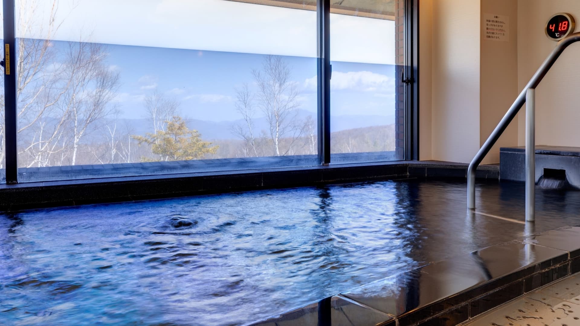 A large bath with a sense of freedom