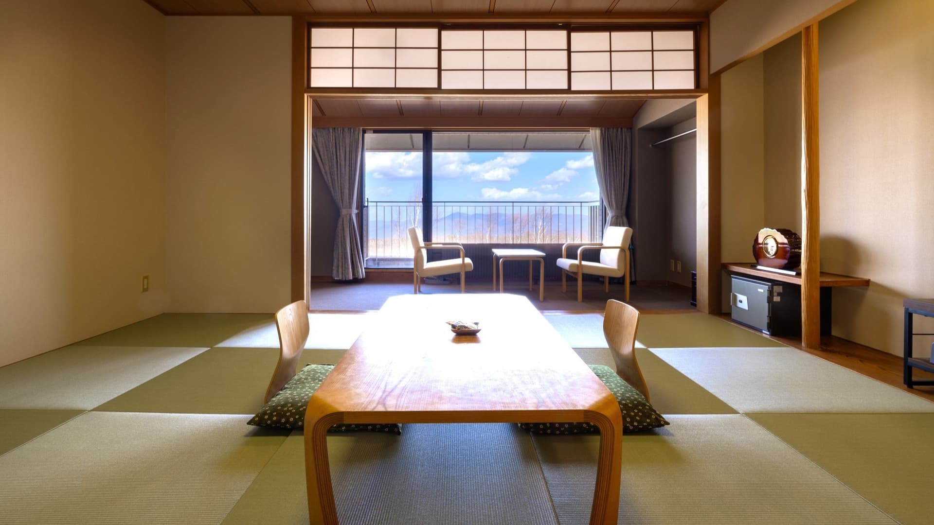Japanese-style room (two rooms, 10 tatami mats and 4.5 tatami mats), with a veranda and toilet [non-smoking]