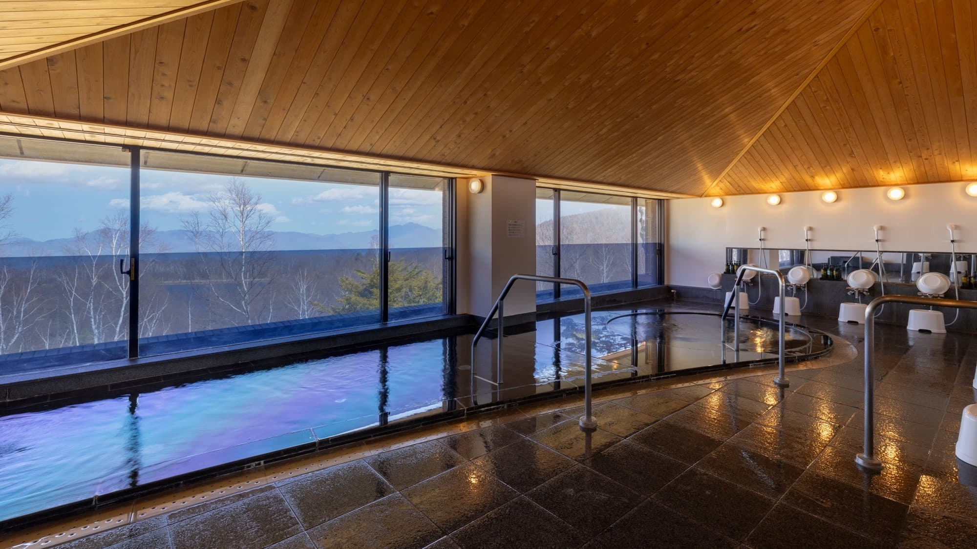 A large bath with a sense of freedom