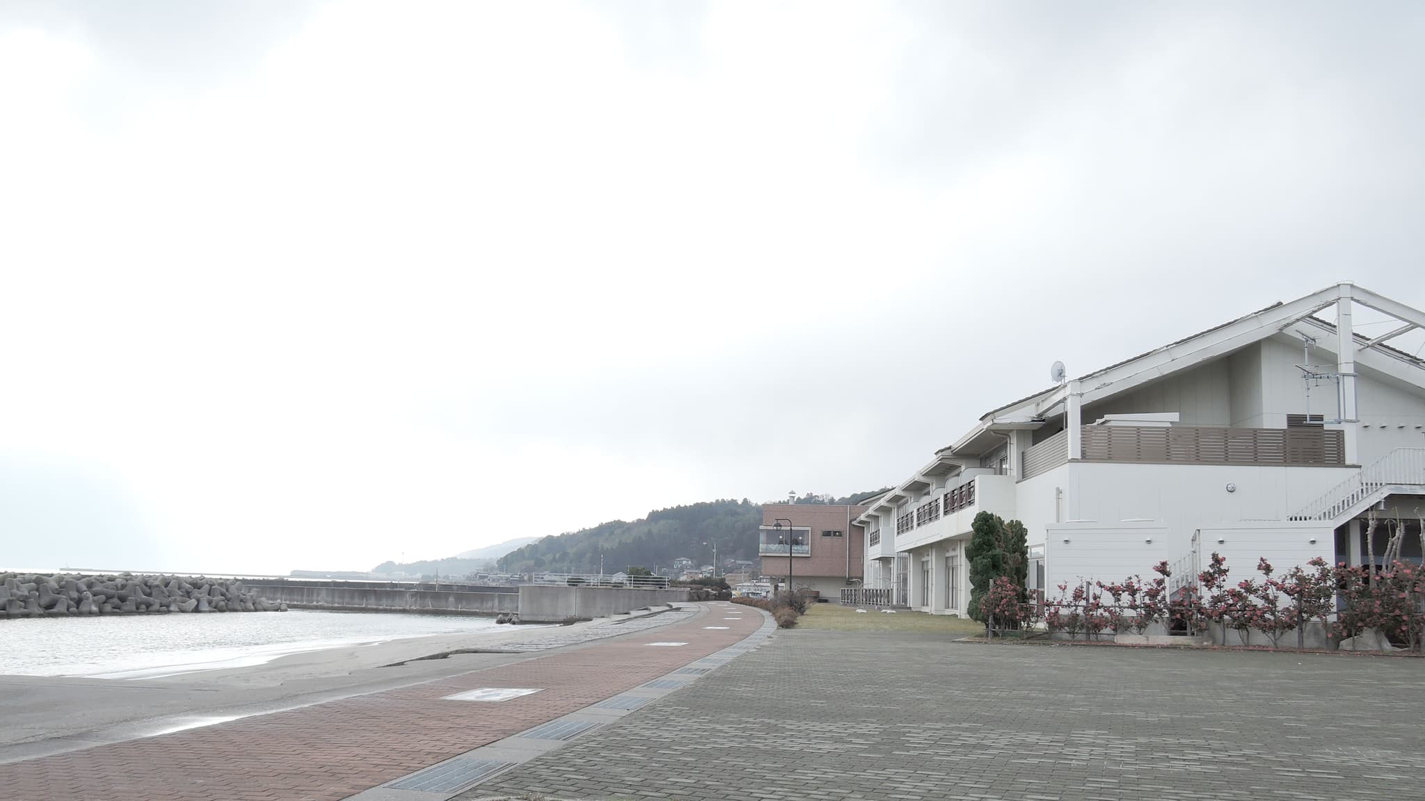 *Exterior: The sea is right in front of you, so it's a great location for traveling.