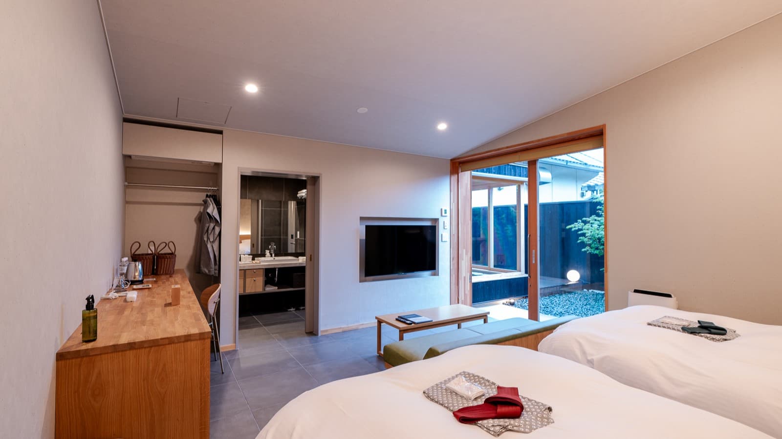 [Kaze 201] A guest room with an indoor bath that looks like an open-air bath (example of a guest room)