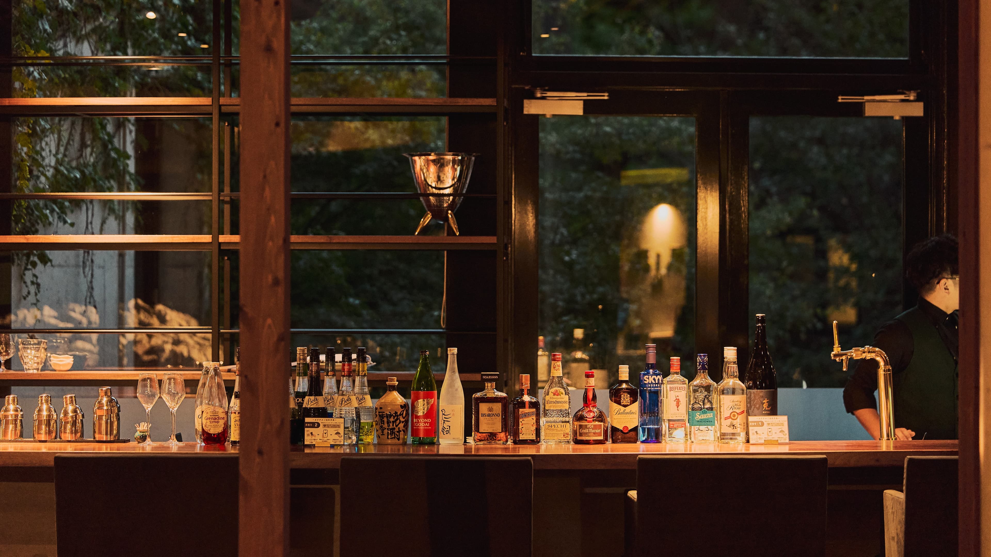 [BAR] We offer a variety of alcoholic beverages