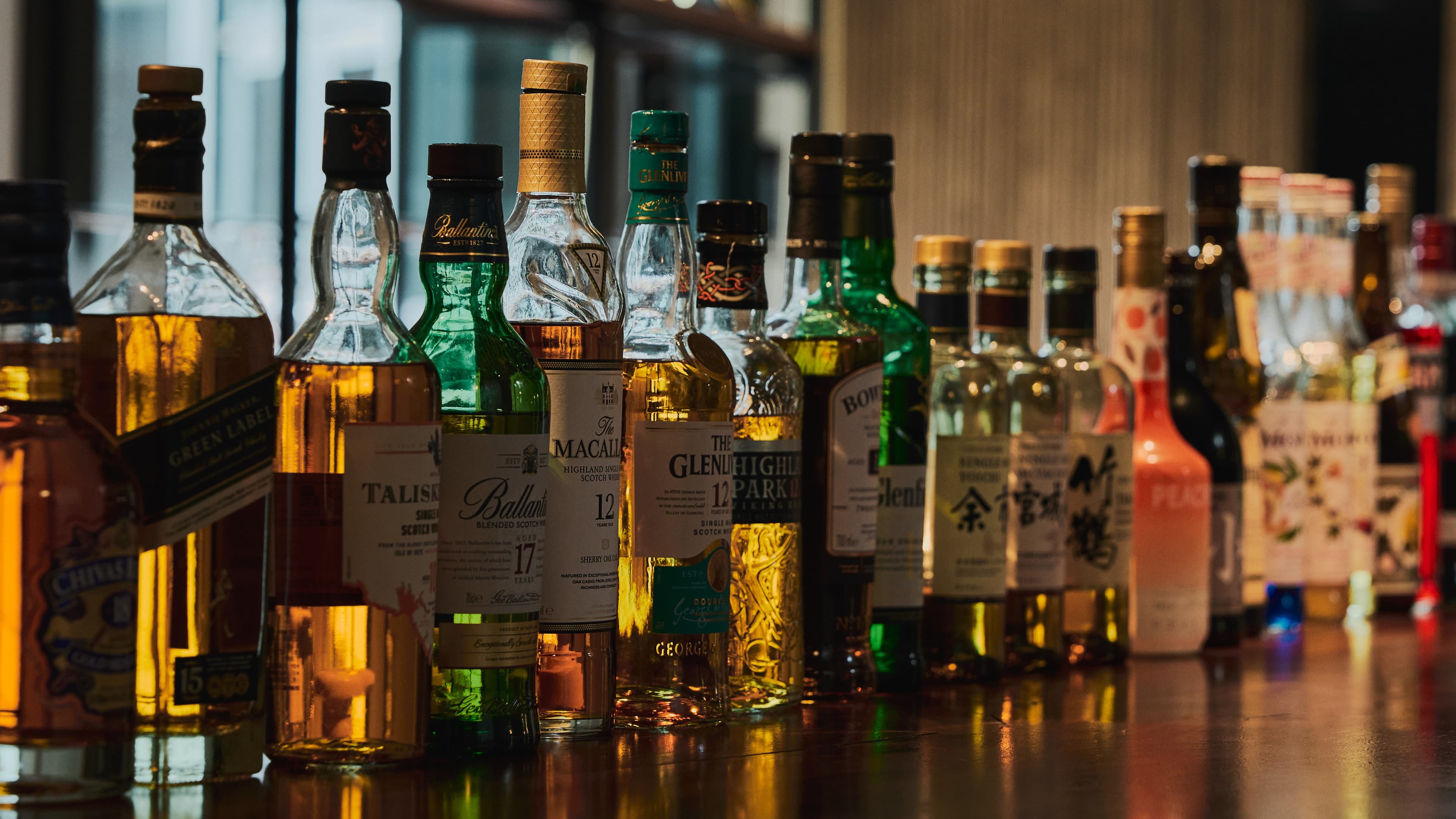 [BAR] We have cocktails and local sake.