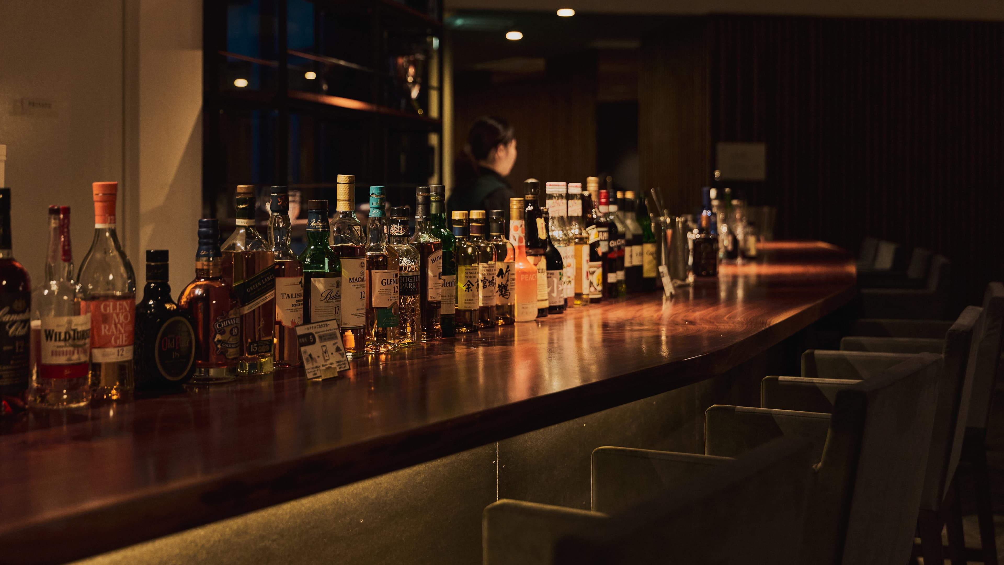 [BAR] Enjoy your time with your favorite cocktail.