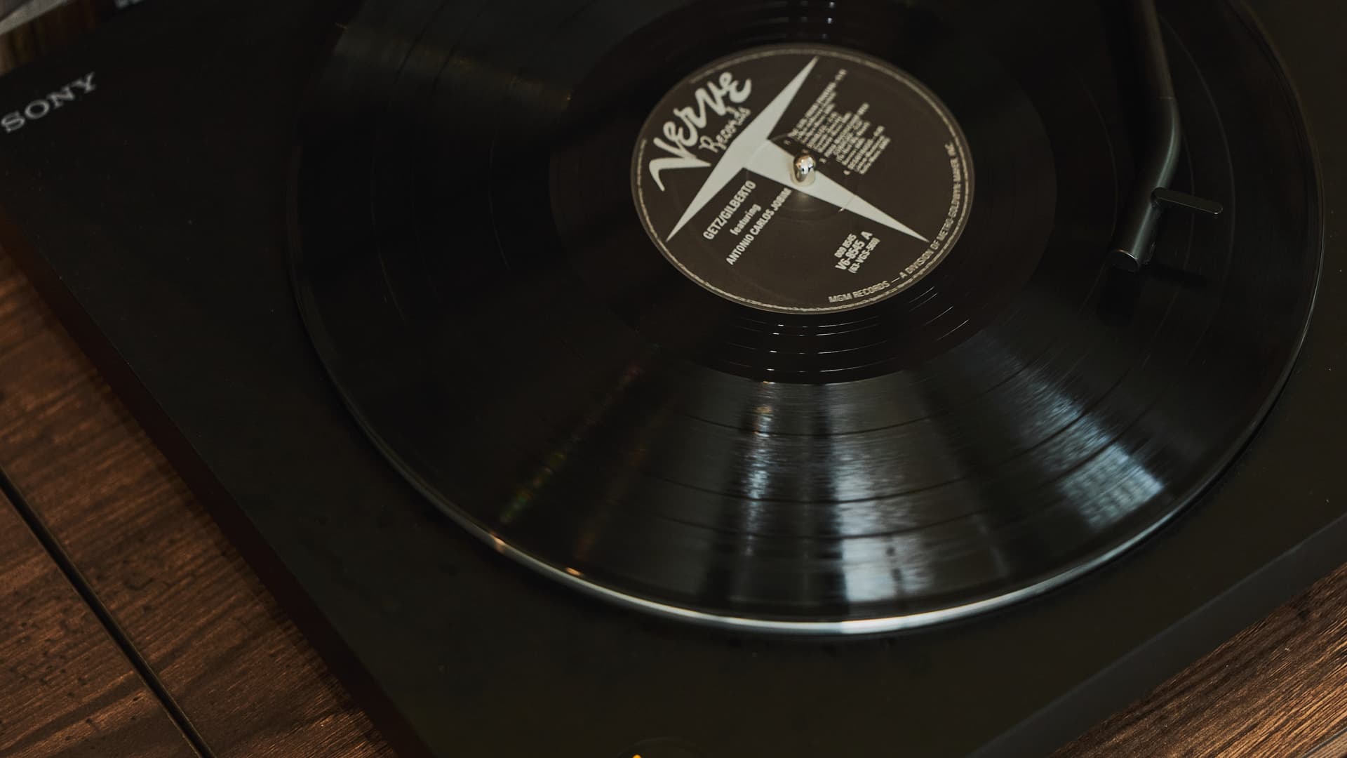 [Lounge] Light up your night with jazz playing from records