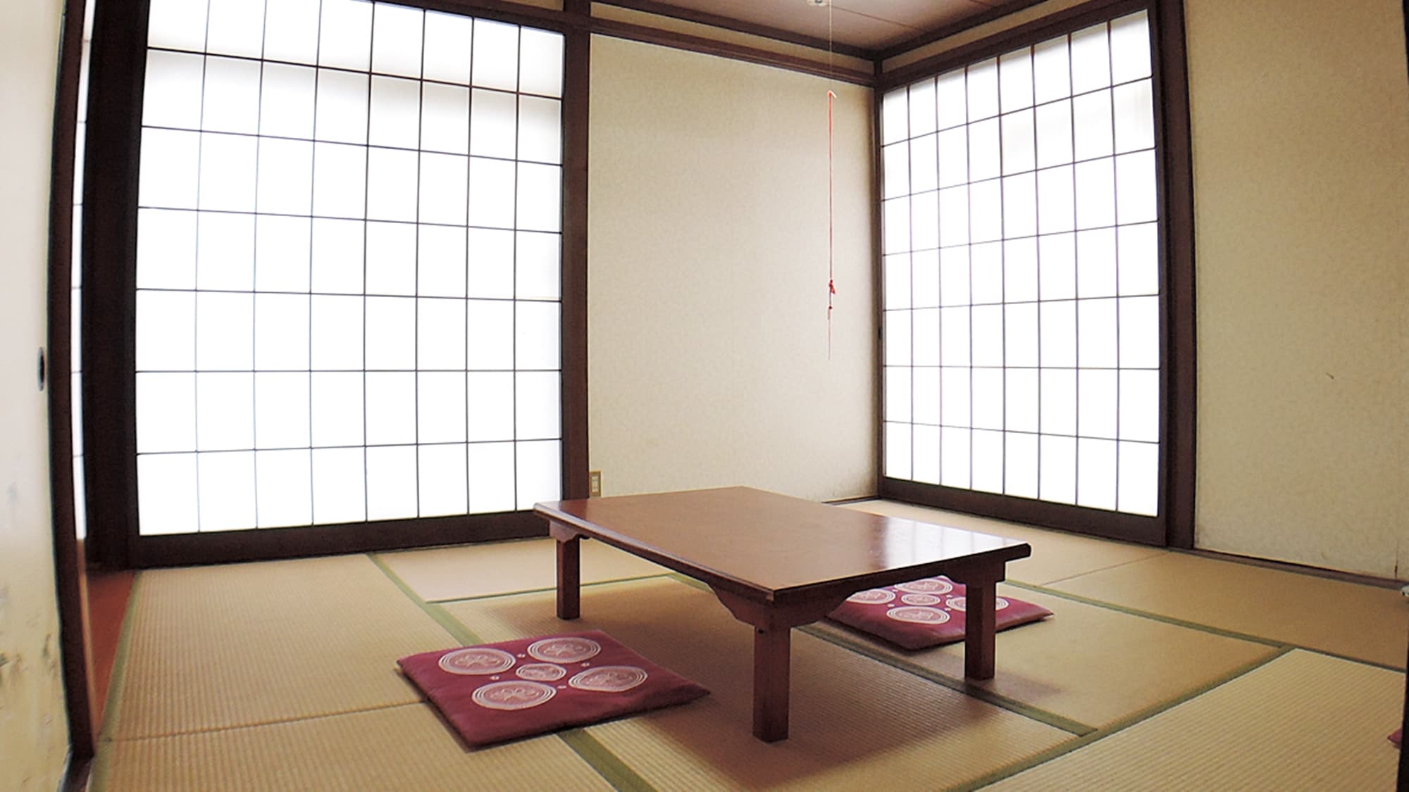 * [Japanese-style room 8 tatami mats (example)] Please relax in a spacious room.