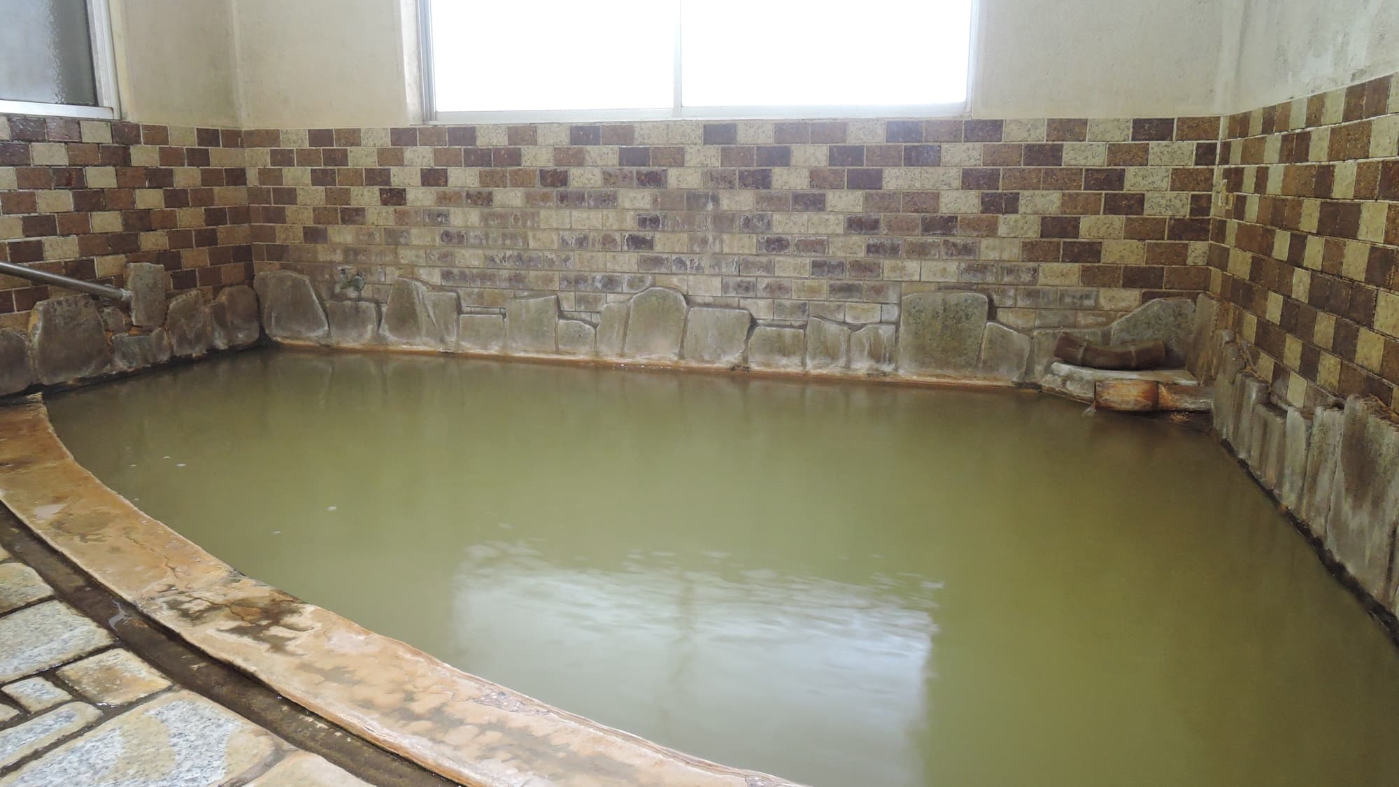 * [Large communal bath] You can rest your mind and body by soaking in the hot water.