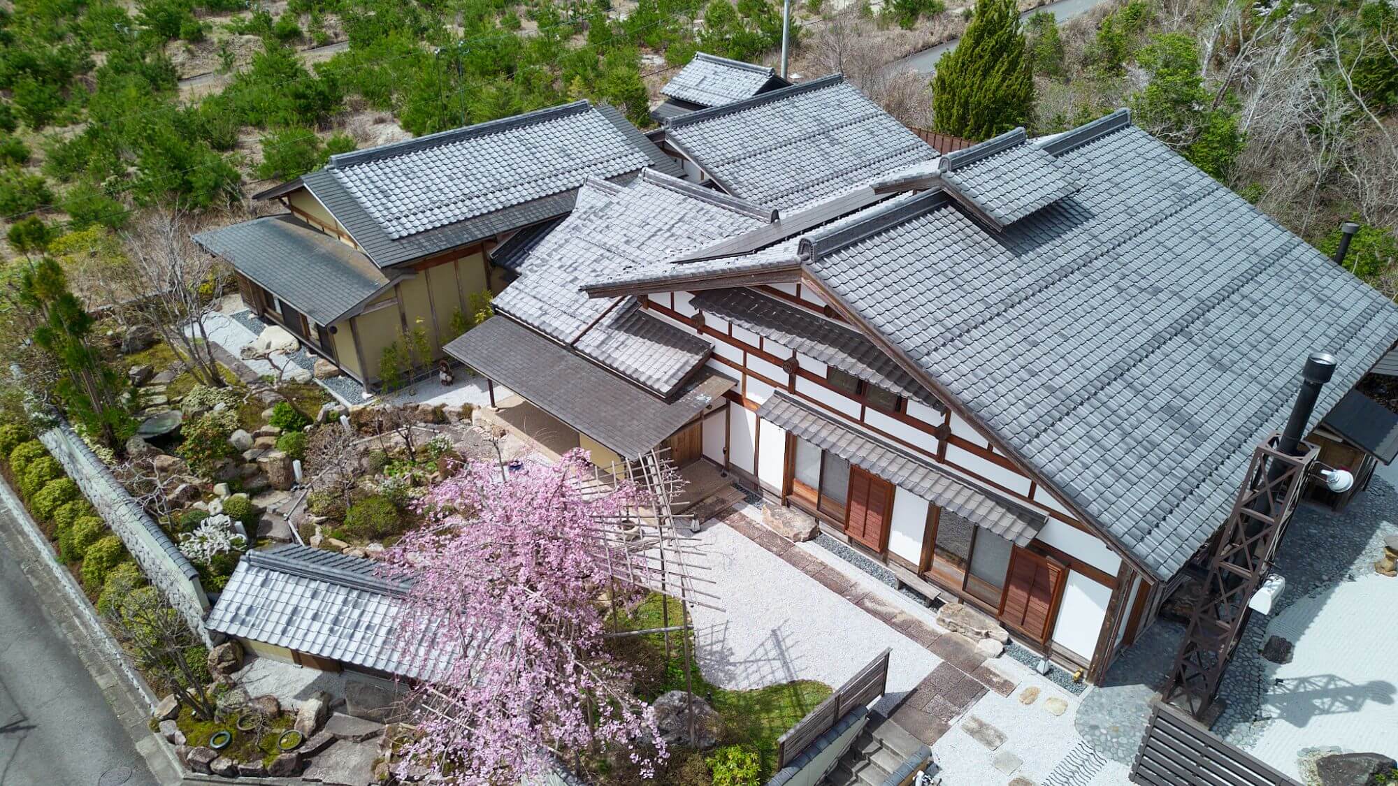 [Exterior] The house of "Keyaki no Yado En" is surrounded by trees, and the plants and trees in the garden lead into the forest.