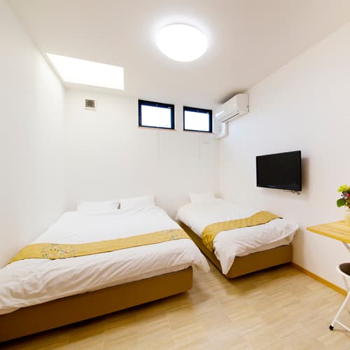 [Western room] 1 semi-double bed + 1 single bed / 11 square meters