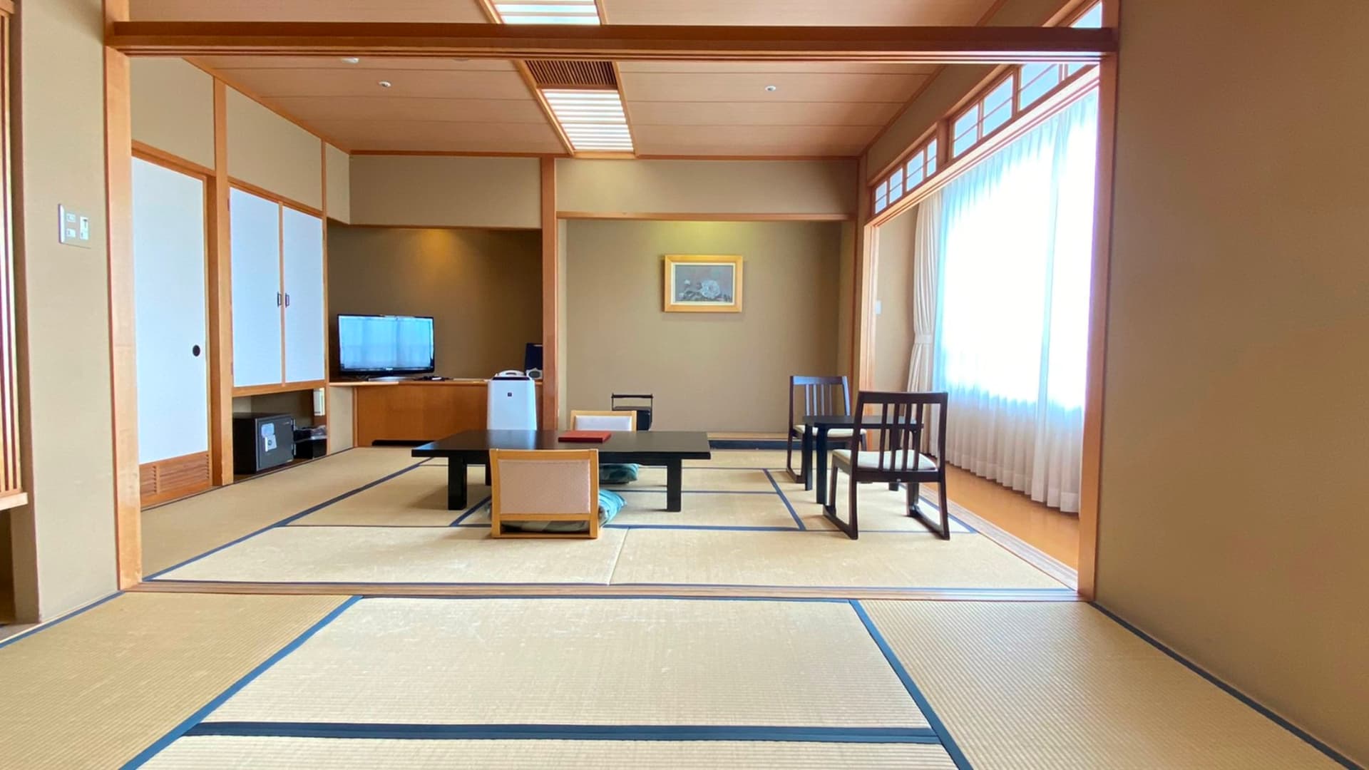 [Hanakan (non-smoking)] An example of a Japanese-style room (8 tatami mats and 10 tatami mats) that continues for 2 rooms