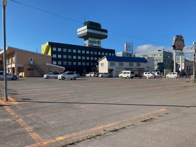 Amemiya Parking: Equipped with a large parking lot for about 100 cars
